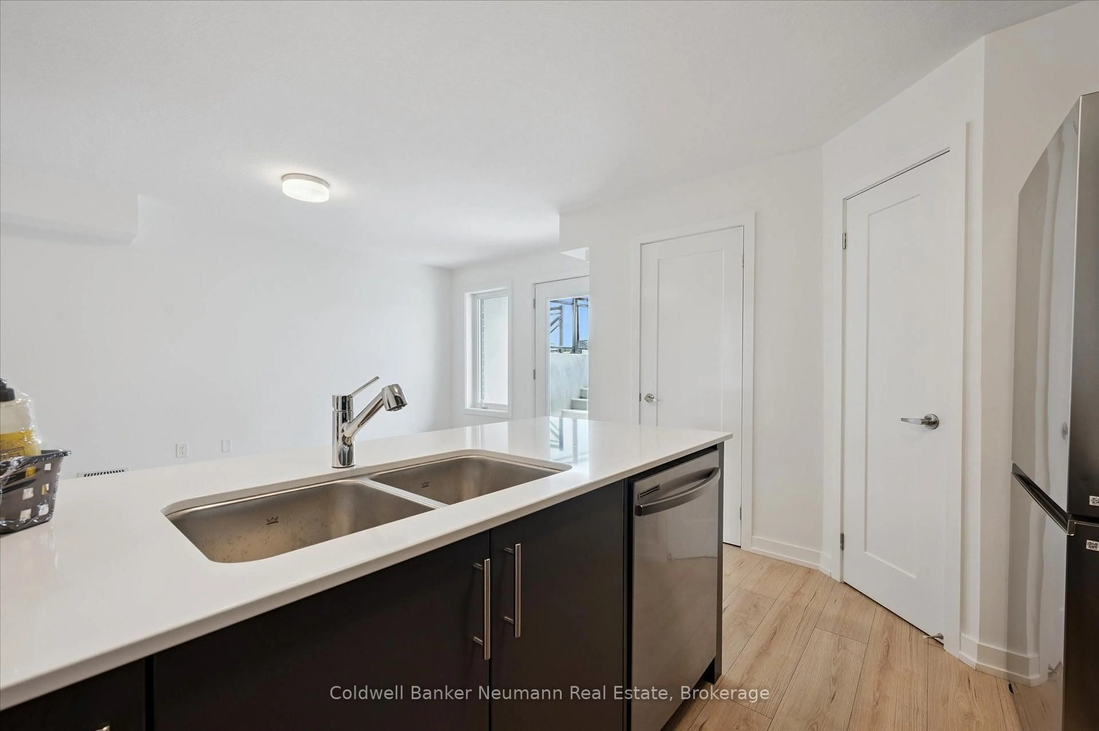 Standard kitchen, unknown for 940 St David St #25, Centre Wellington Ontario N1M 0L7