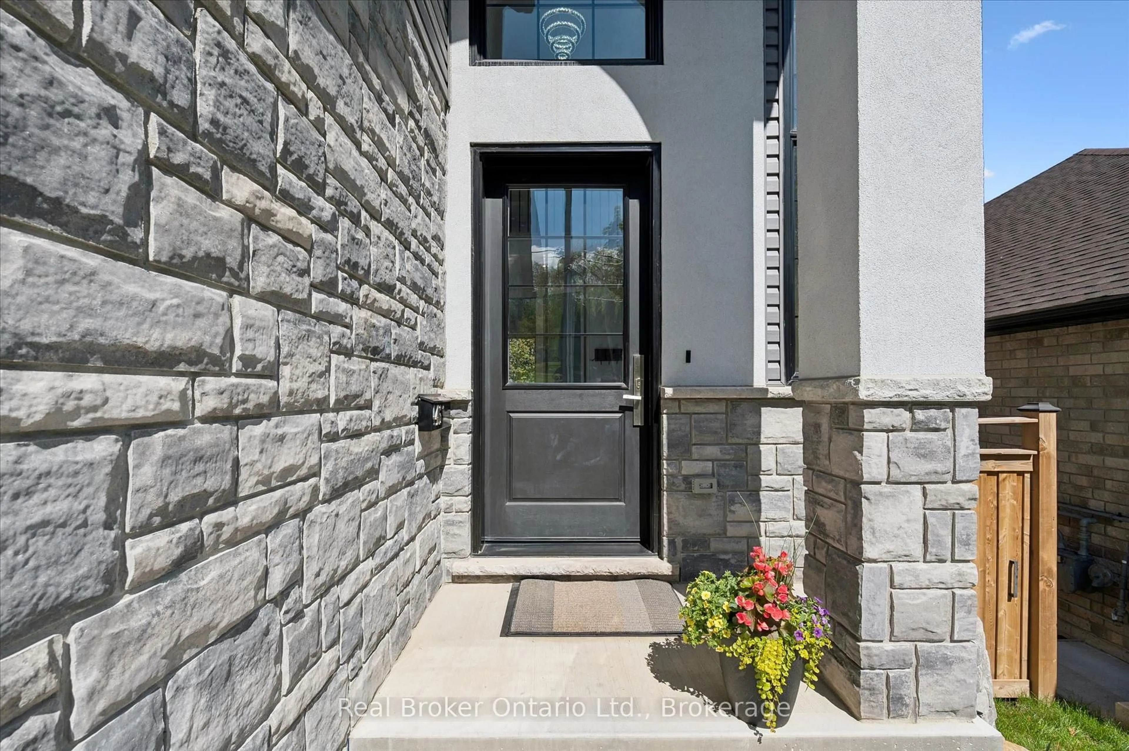 Indoor entryway for 46 Washington St, Brant Ontario N3L 2A7