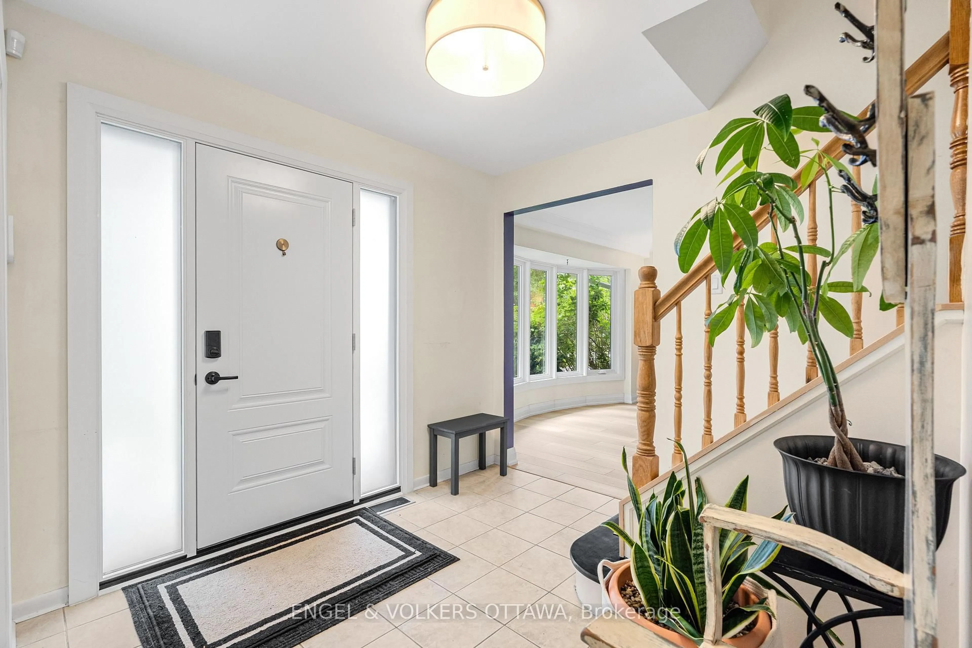 Indoor entryway for 2343 Whitehaven Cres, Ottawa Ontario K2B 5H2