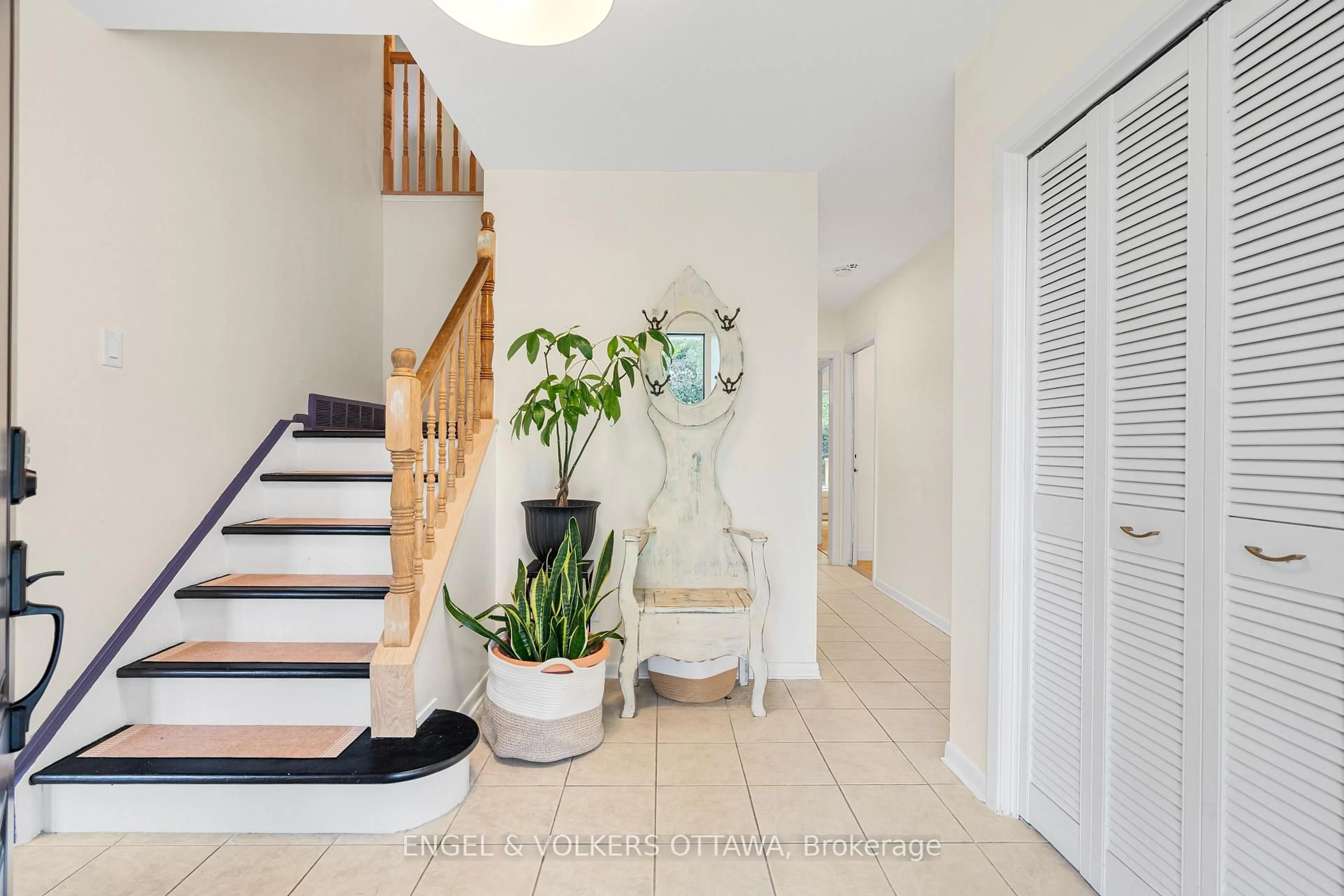 Unknown for 2343 Whitehaven Cres, Ottawa Ontario K2B 5H2