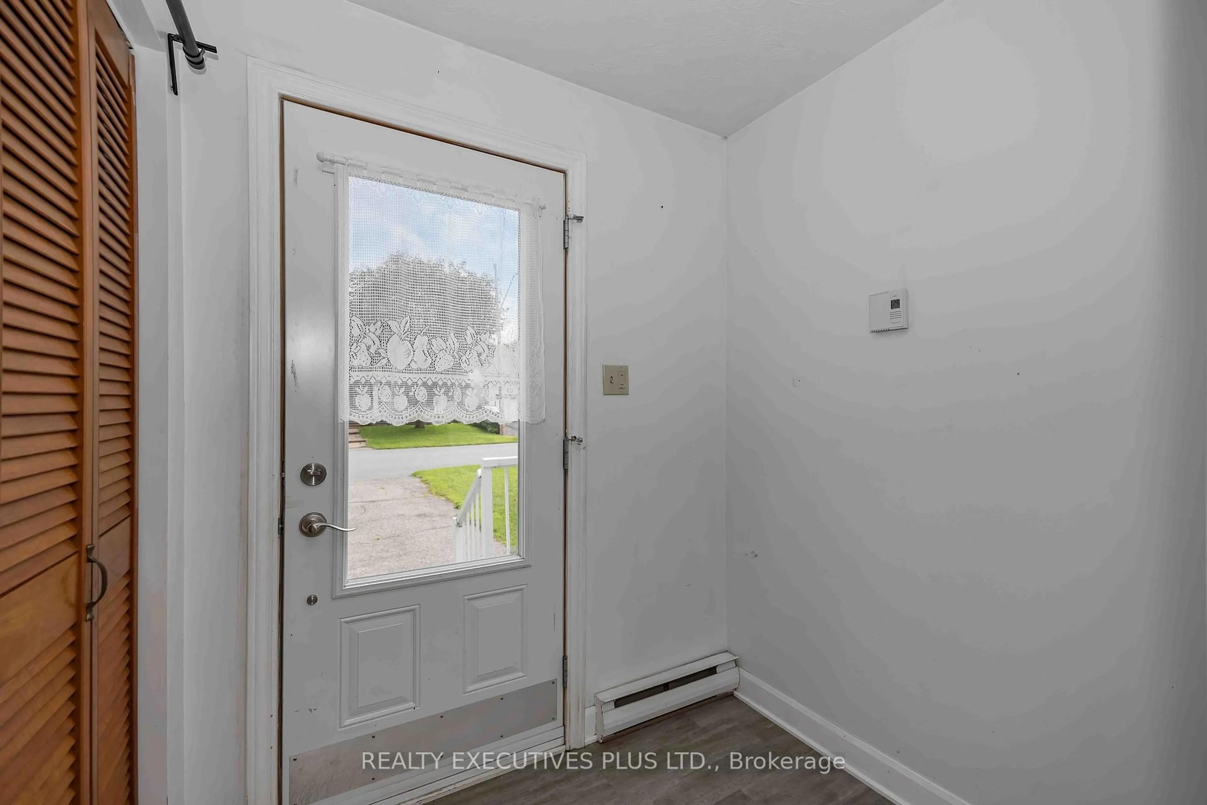 Indoor entryway for 366 Charron St, Clarence-Rockland Ontario K4K 1B2