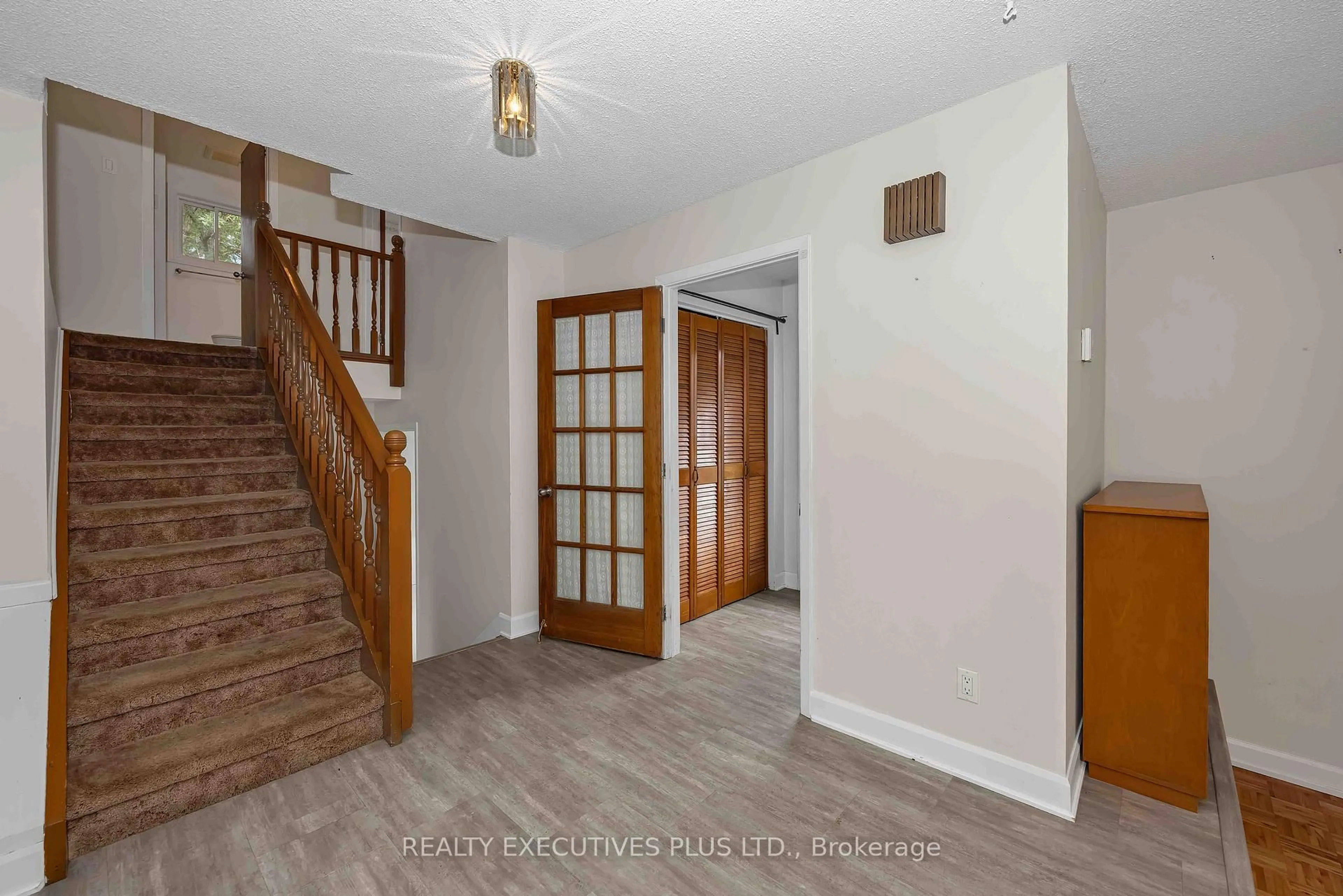 Indoor foyer for 366 Charron St, Clarence-Rockland Ontario K4K 1B2