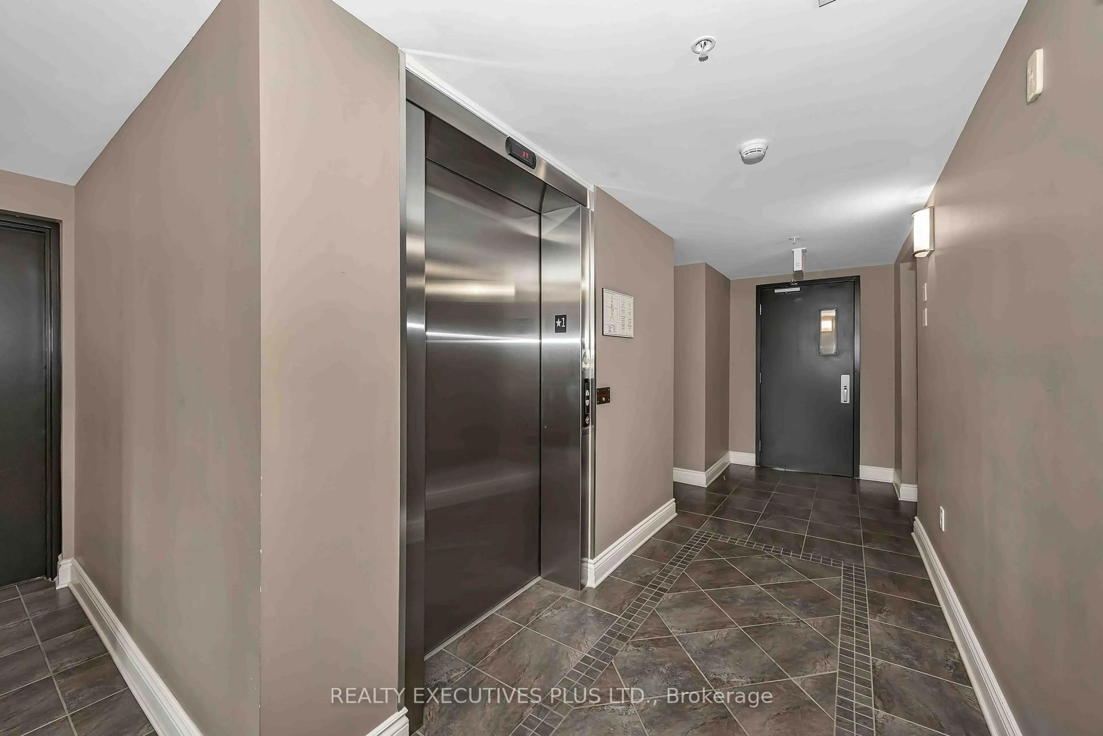 Indoor foyer for 2376 Albert St #103, Clarence-Rockland Ontario K4K 0C5