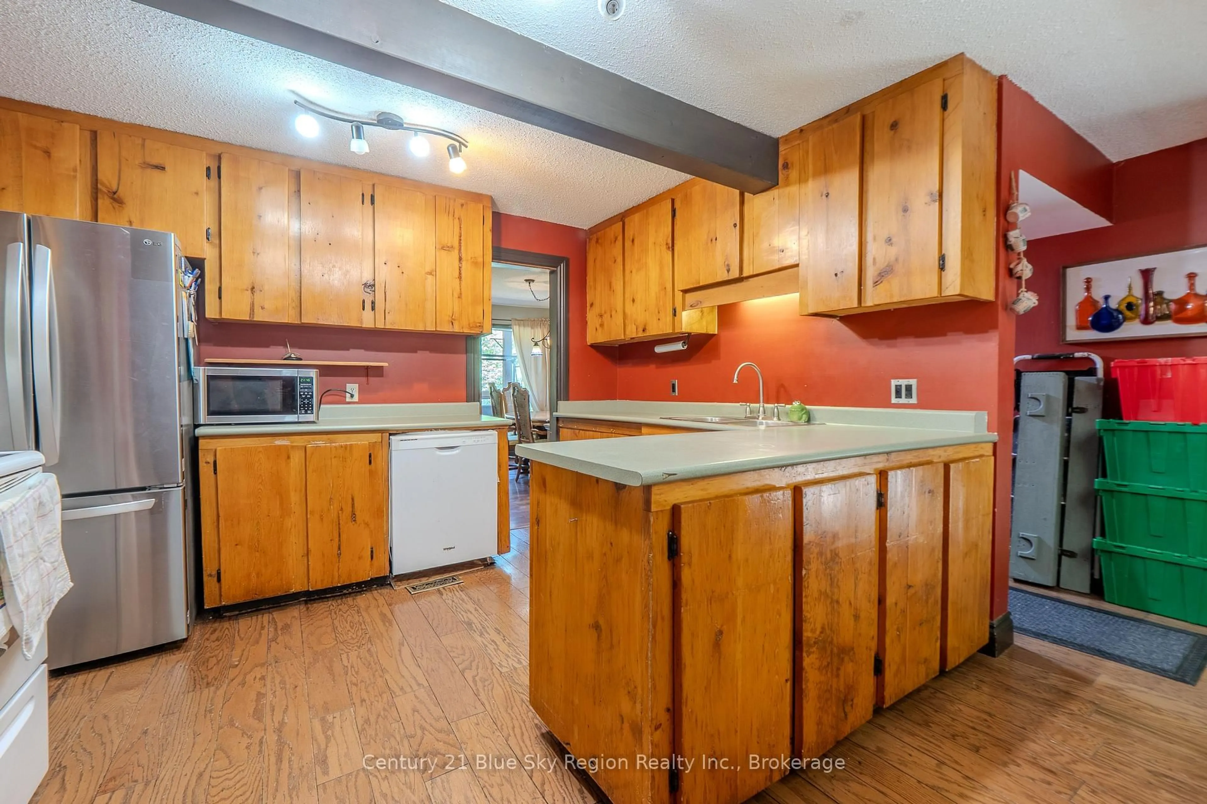 Standard kitchen, wood/laminate floor for 129 Mountain Rd, Callander Ontario P0H 1H0