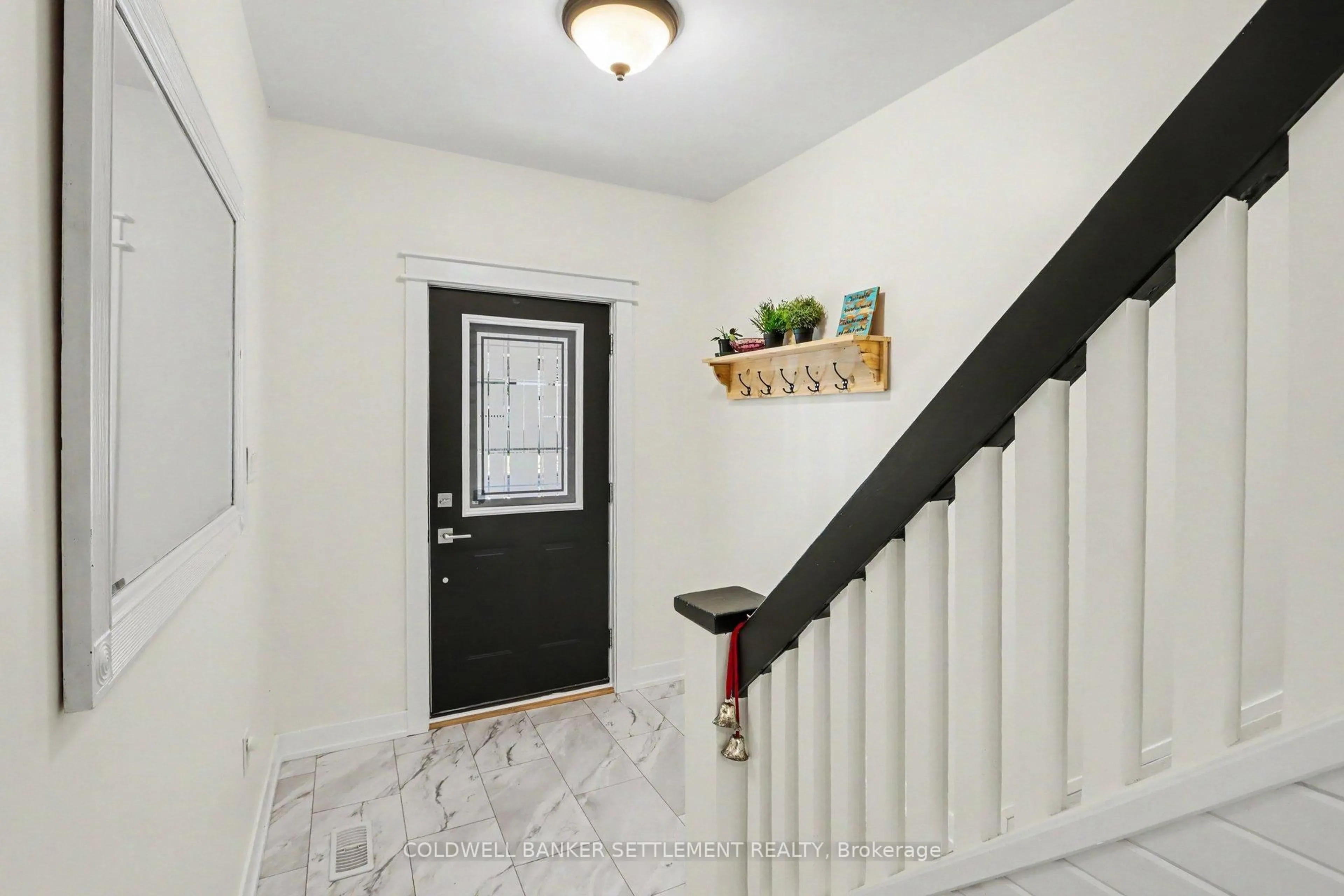 Indoor entryway for 56 Aberdeen Ave, Smiths Falls Ontario K7A 4N6