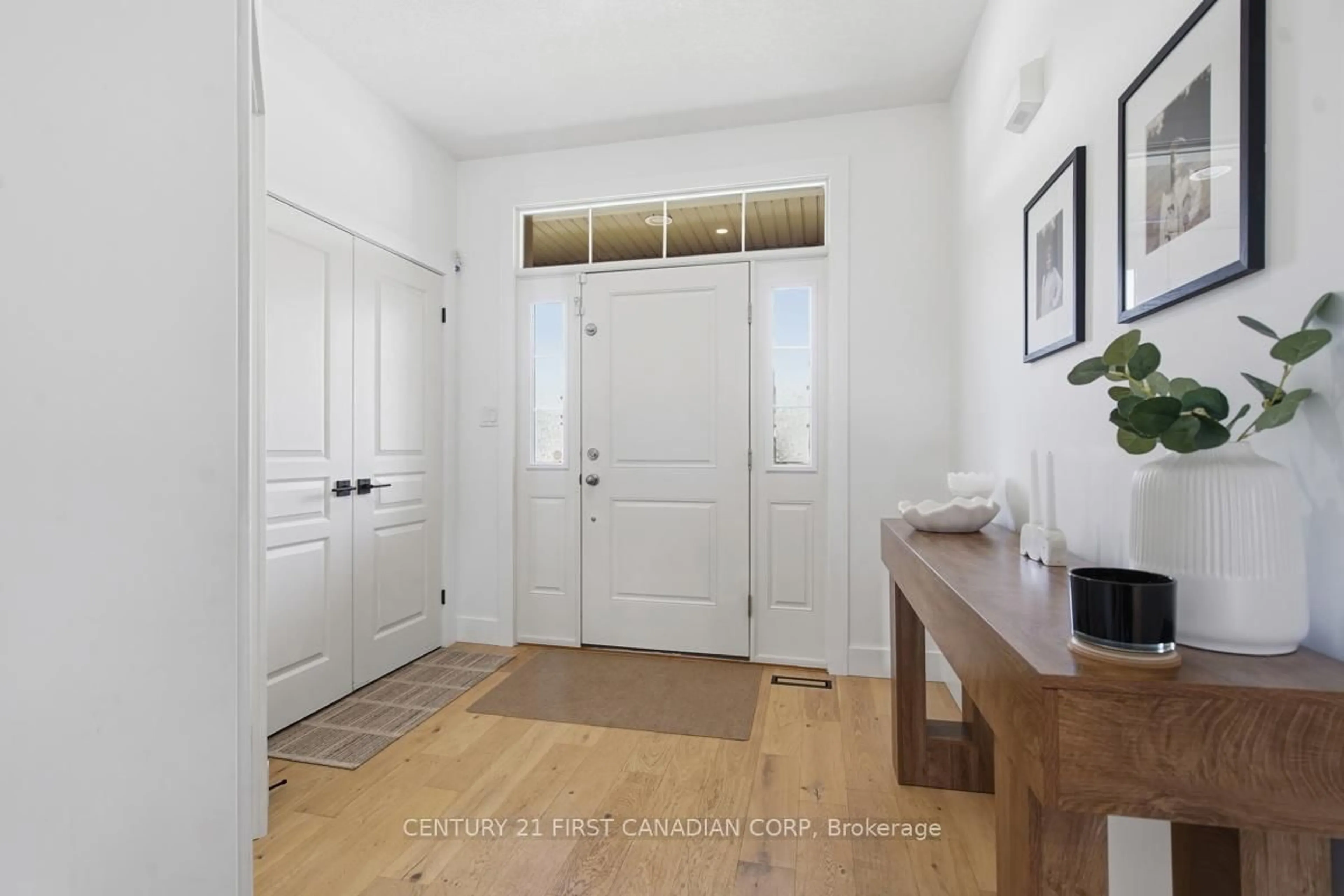Indoor entryway for 1485 Riverbend Rd, London South Ontario N6K 0E7