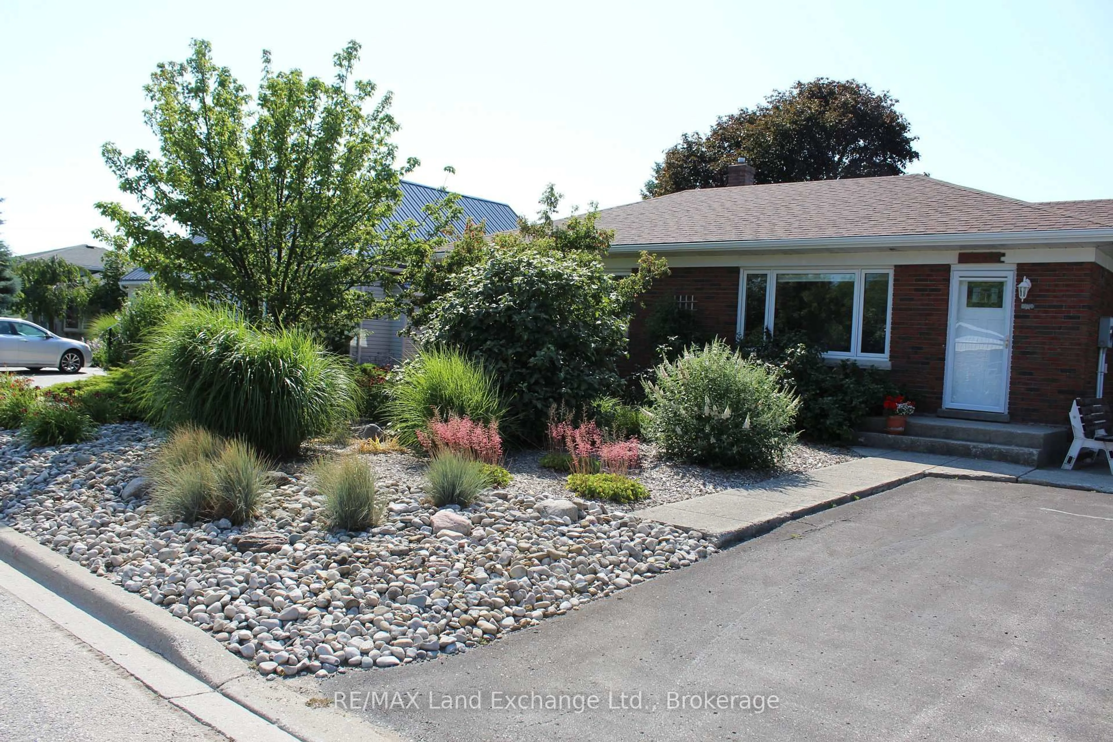 A pic from outside/outdoor area/front of a property/back of a property/a pic from drone, street for 380 Princes St, Kincardine Ontario N2Z 2T6
