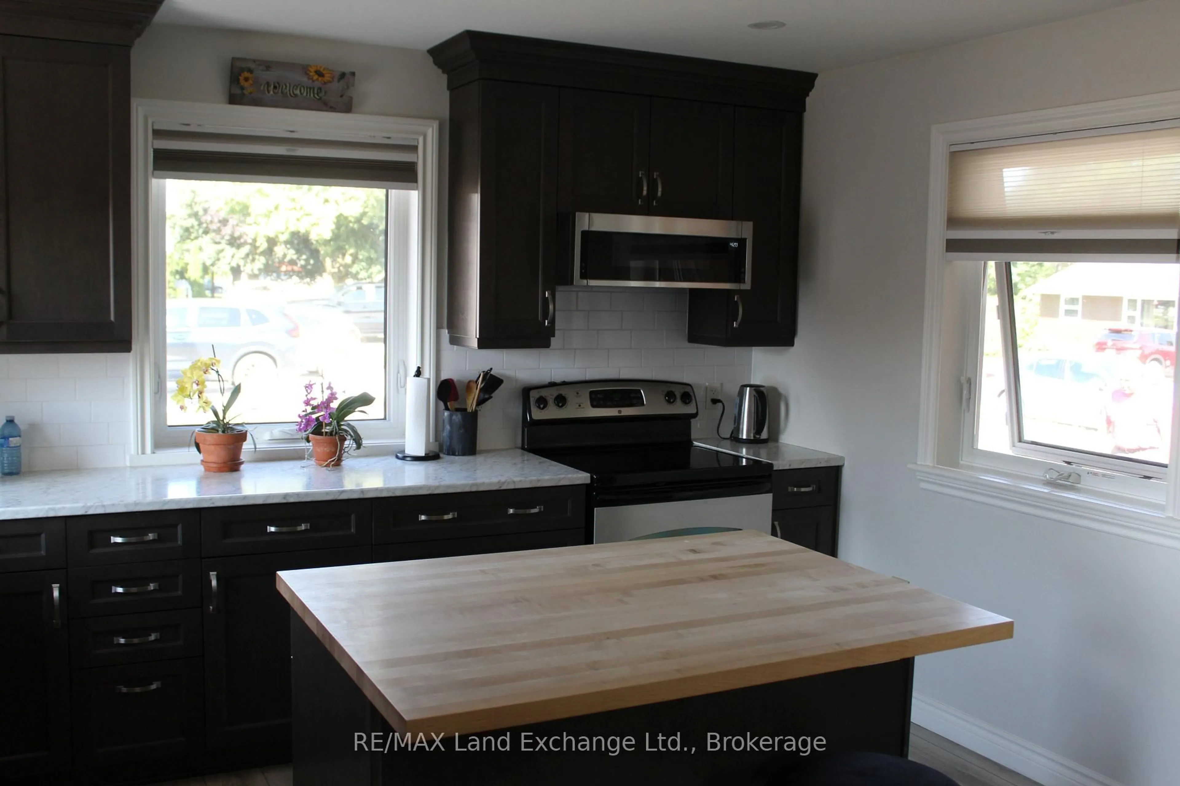Open concept kitchen, wood/laminate floor for 380 Princes St, Kincardine Ontario N2Z 2T6