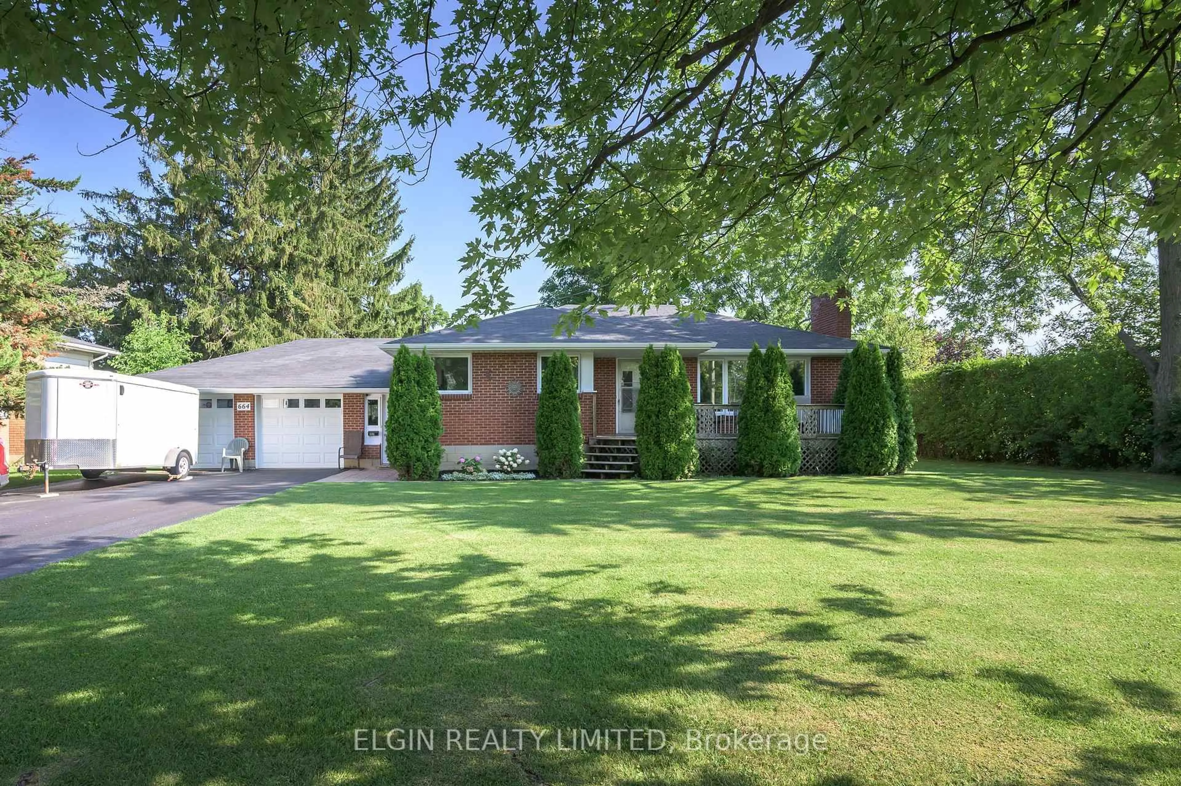 A pic from outside/outdoor area/front of a property/back of a property/a pic from drone, street for 664 Elm St, St. Thomas Ontario N5R 1L3