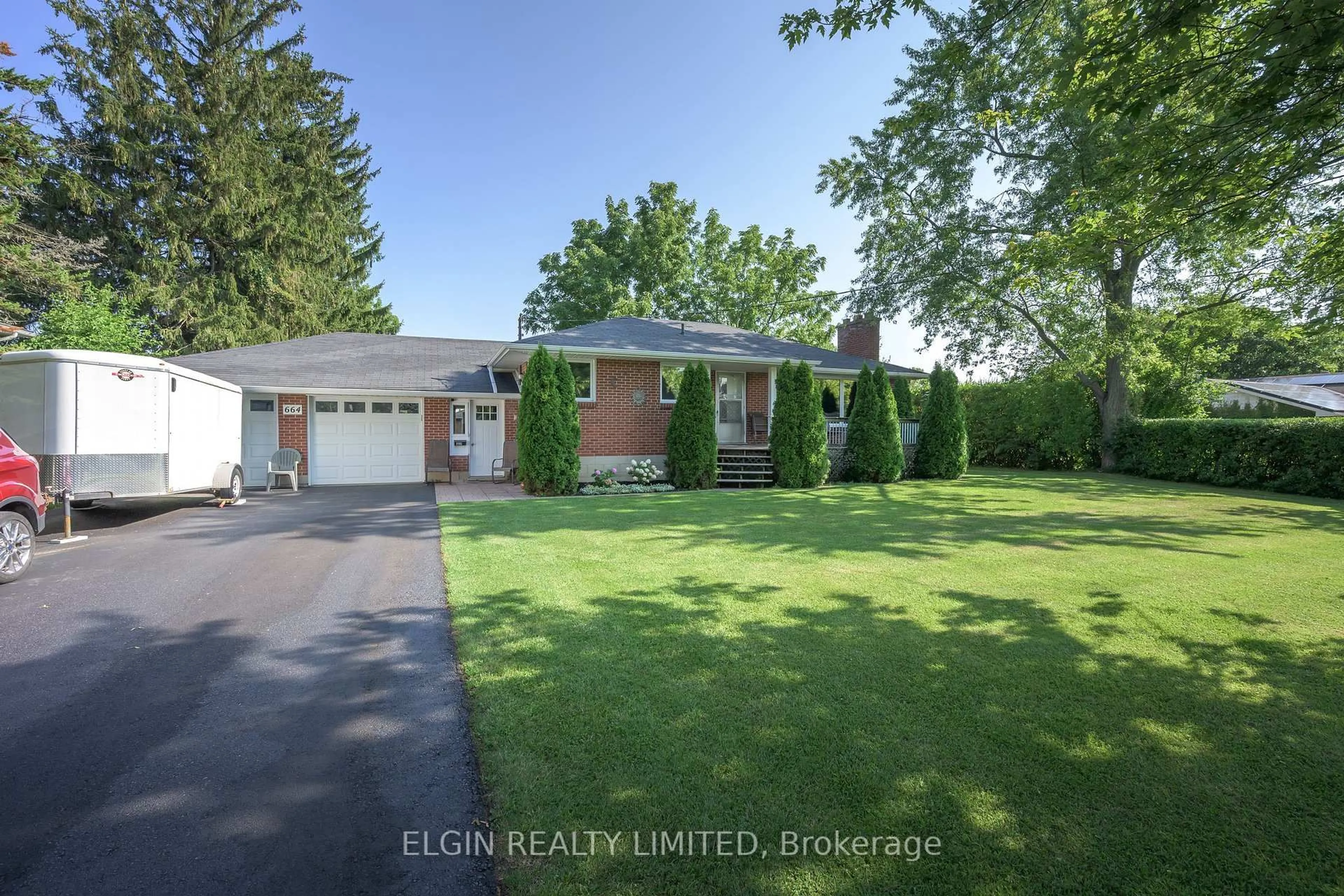A pic from outside/outdoor area/front of a property/back of a property/a pic from drone, street for 664 Elm St, St. Thomas Ontario N5R 1L3
