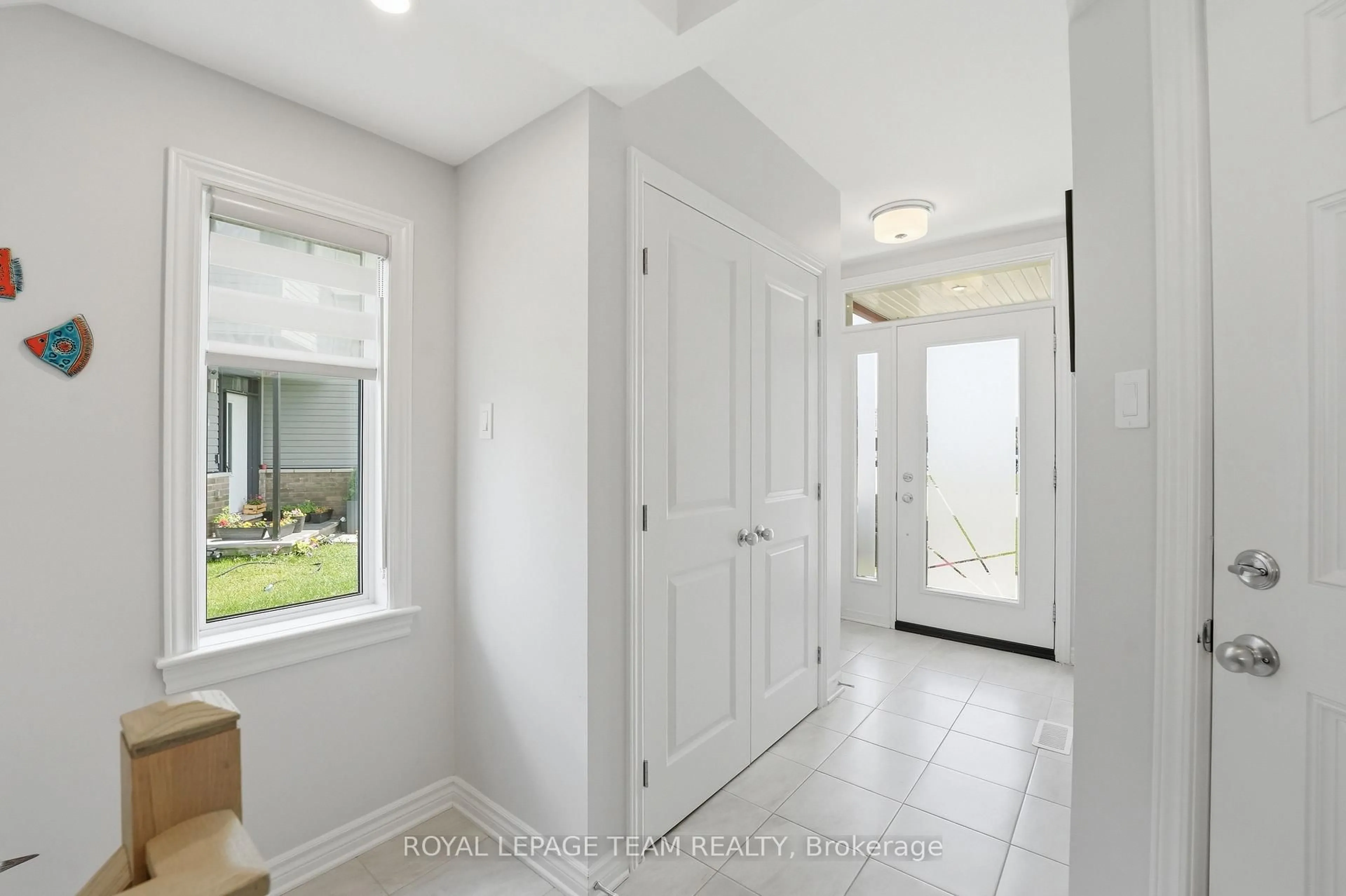 Indoor entryway for 715 Maverick Cres, Ottawa Ontario K2S 2X1