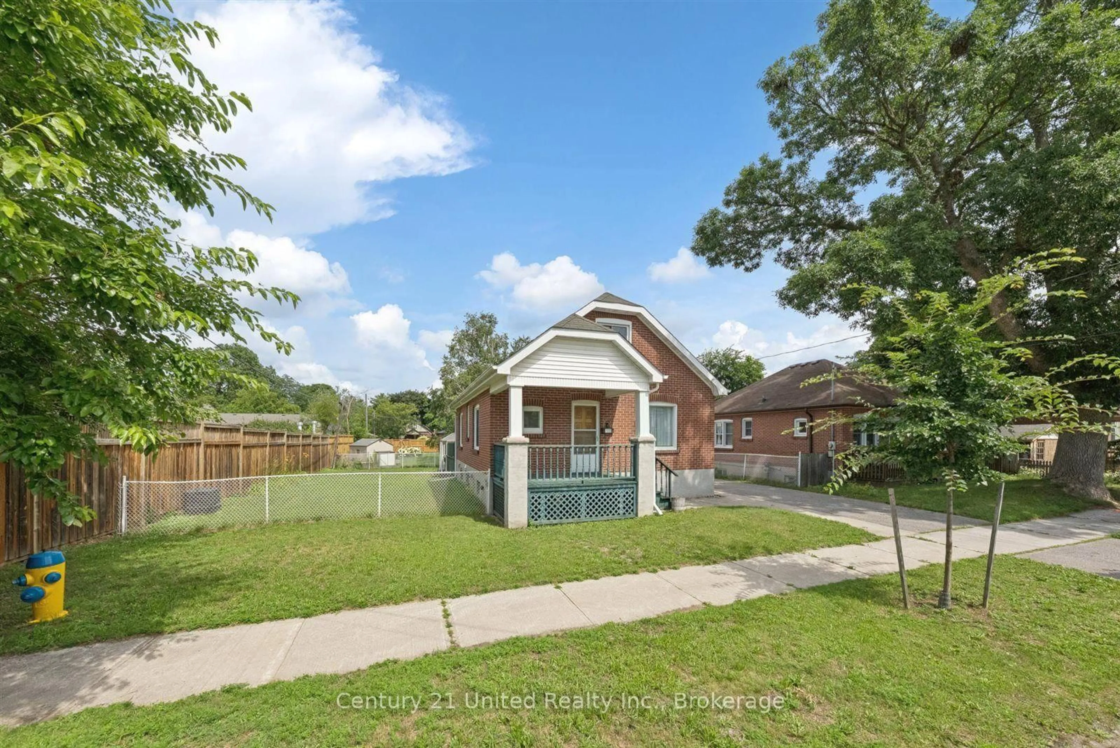 Home with brick exterior material, street for 72 Kent St, Peterborough Ontario K9J 5B3