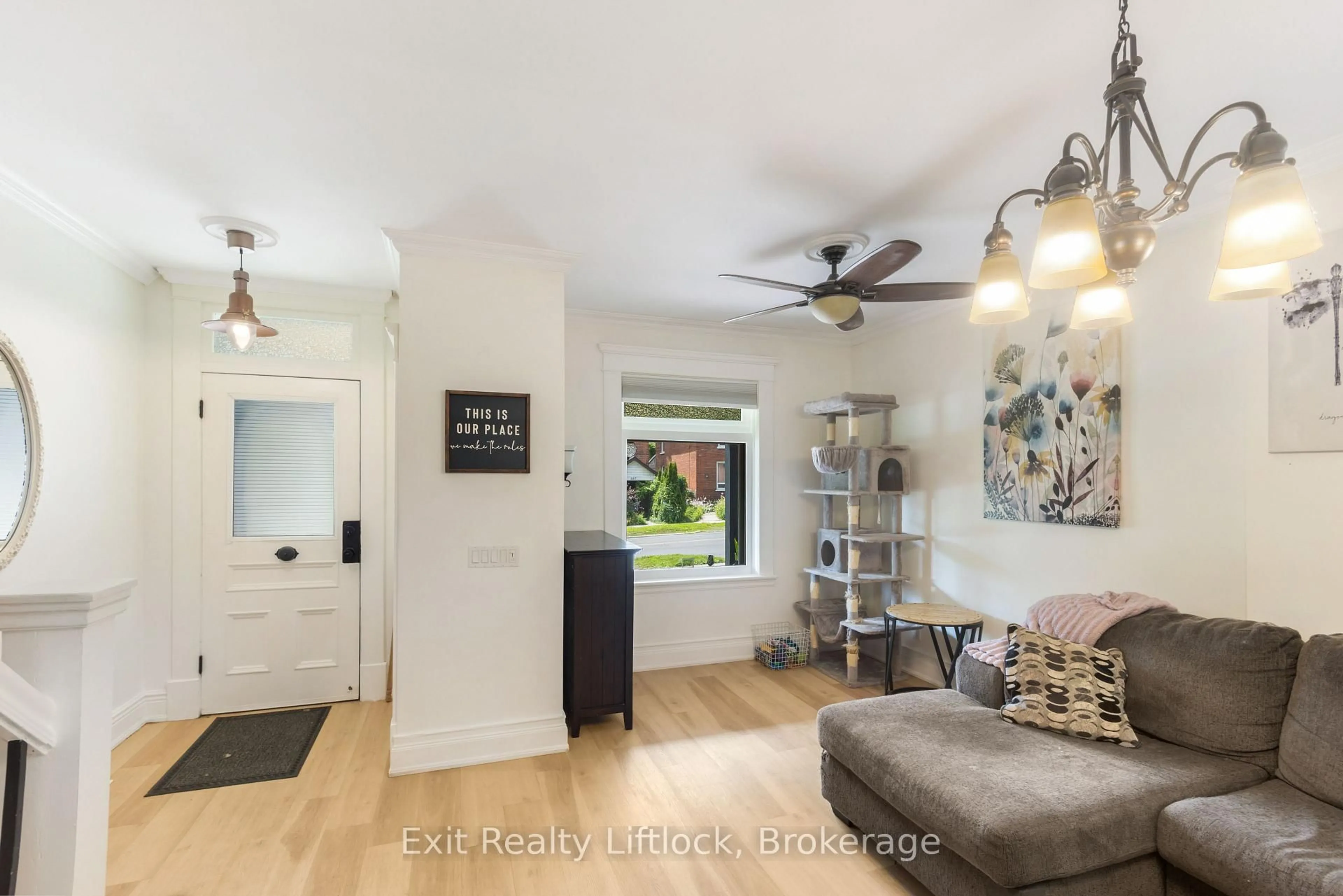 Indoor entryway for 592 Sherbrooke St, Peterborough Ontario K9J 2P5