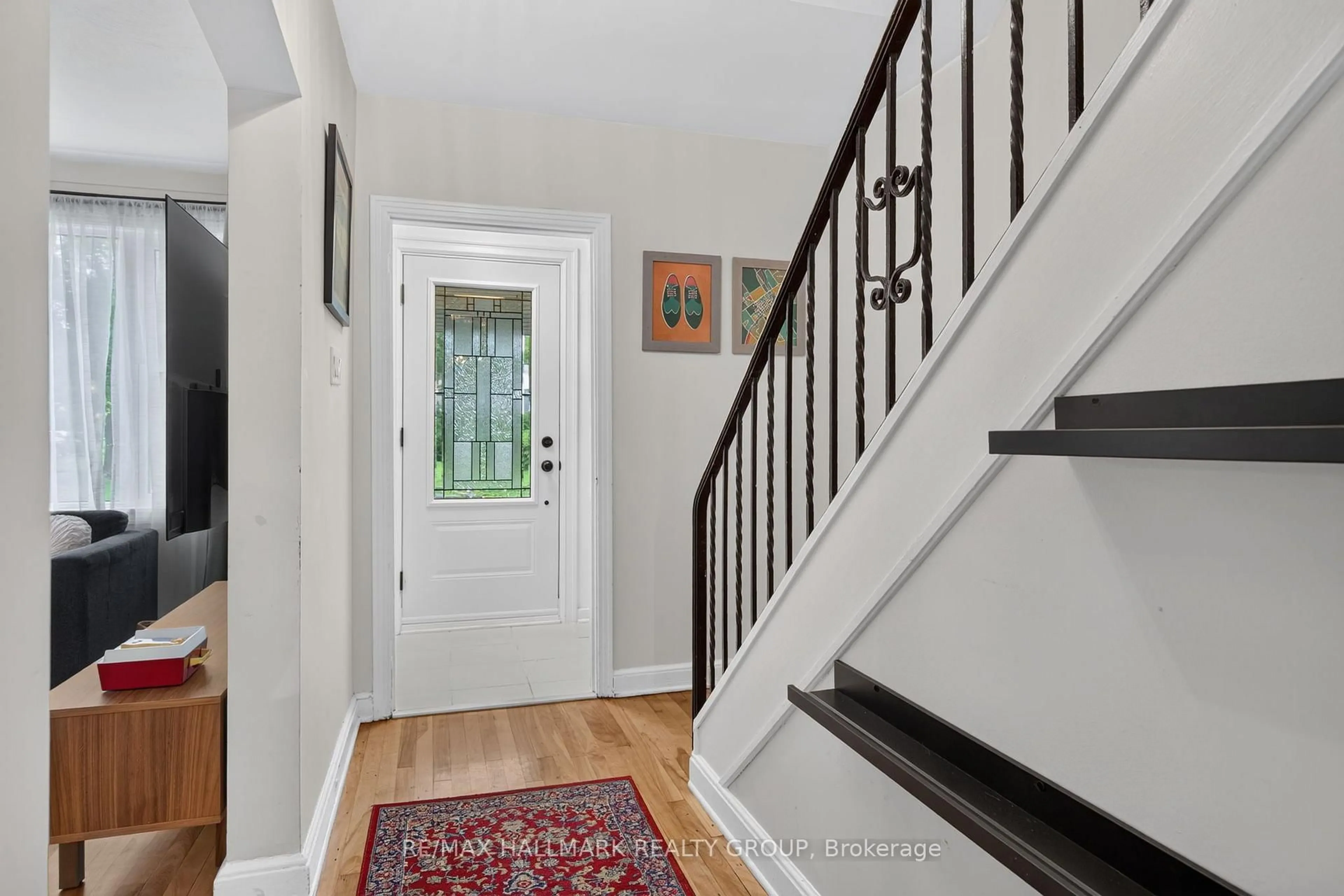 Indoor entryway for 2110 Blossom Dr, Ottawa Ontario K1H 6G8