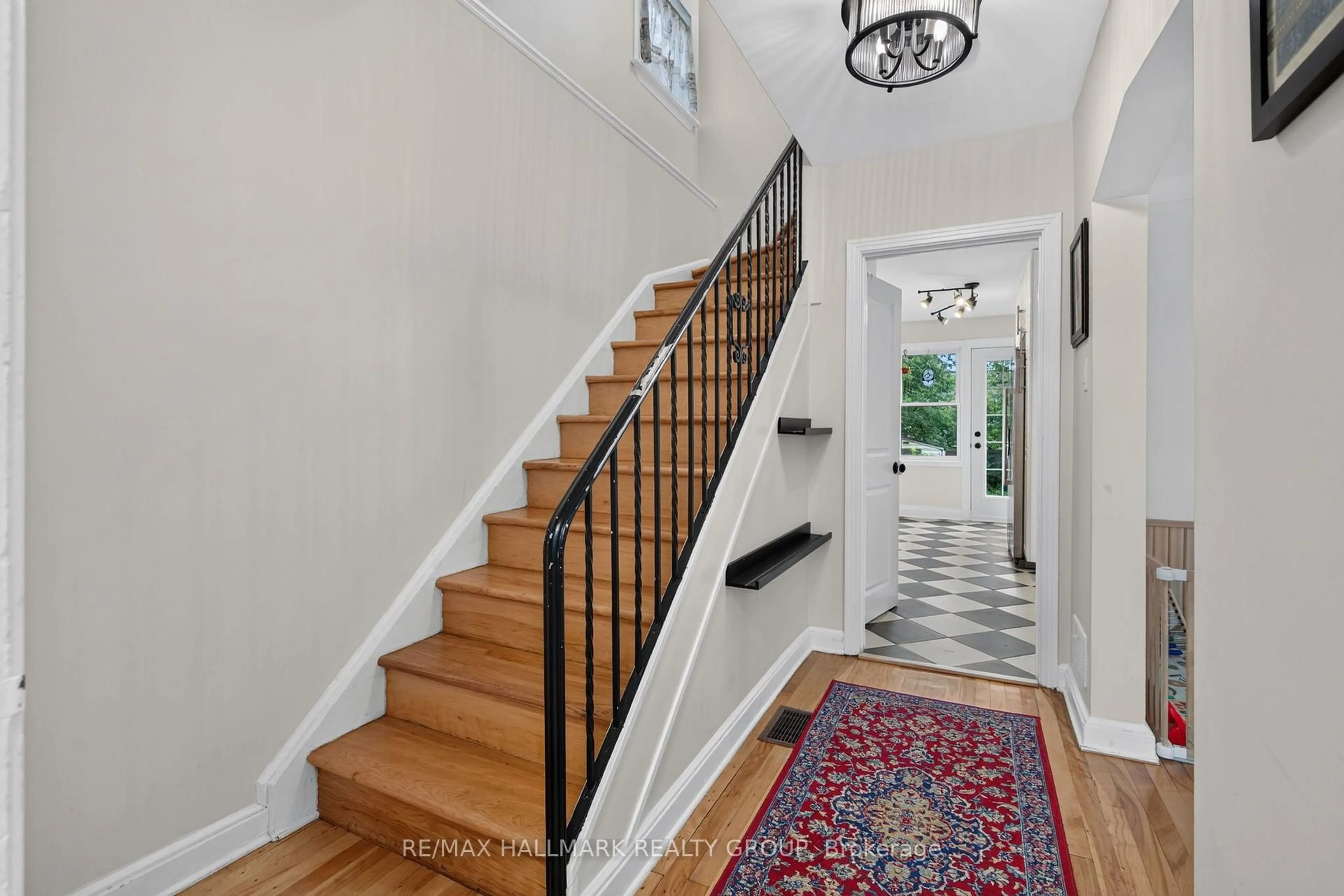 Indoor entryway for 2110 Blossom Dr, Ottawa Ontario K1H 6G8