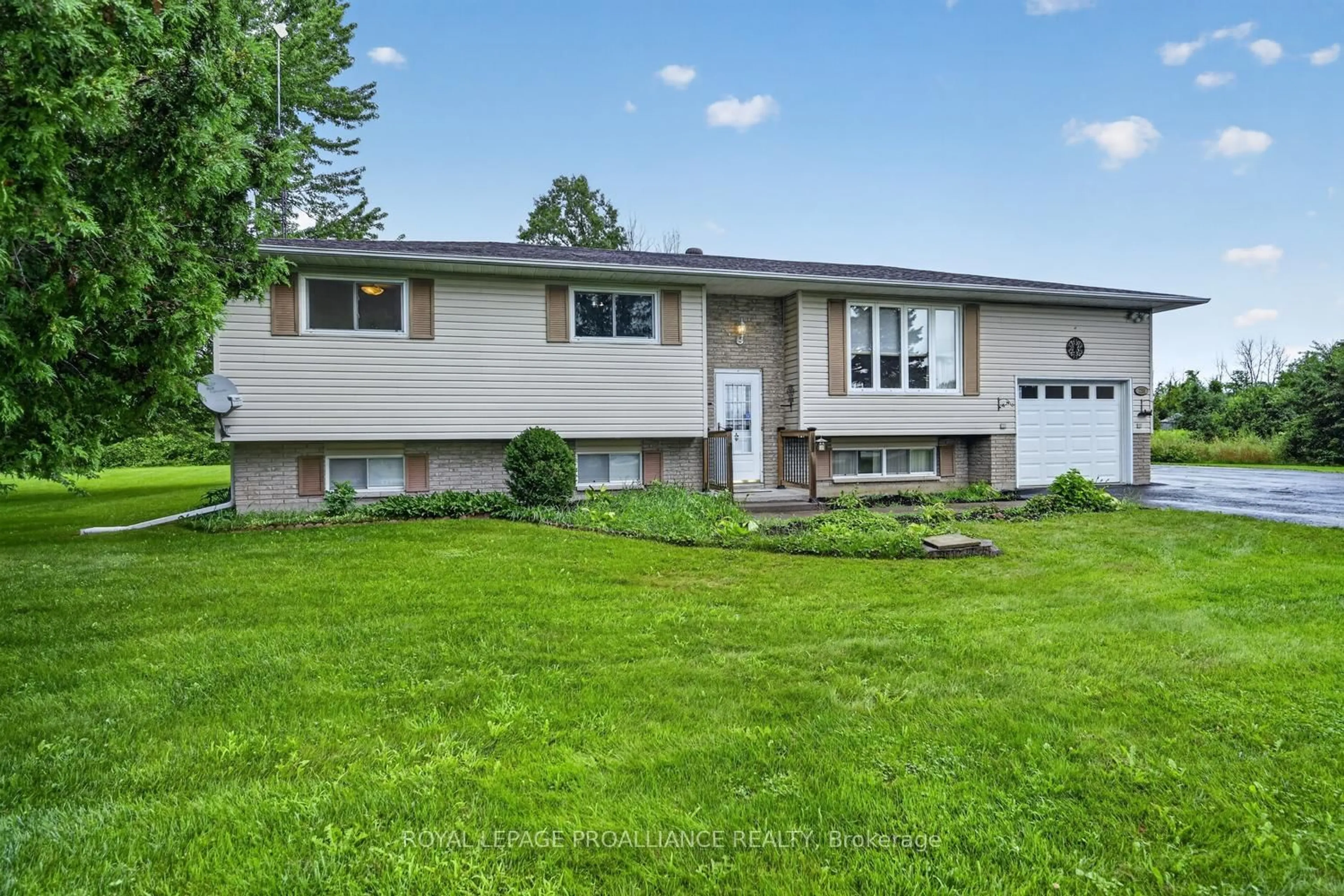 Home with vinyl exterior material, mountain view for 3201 Rocky Rd, Augusta Ontario K6V 5T1