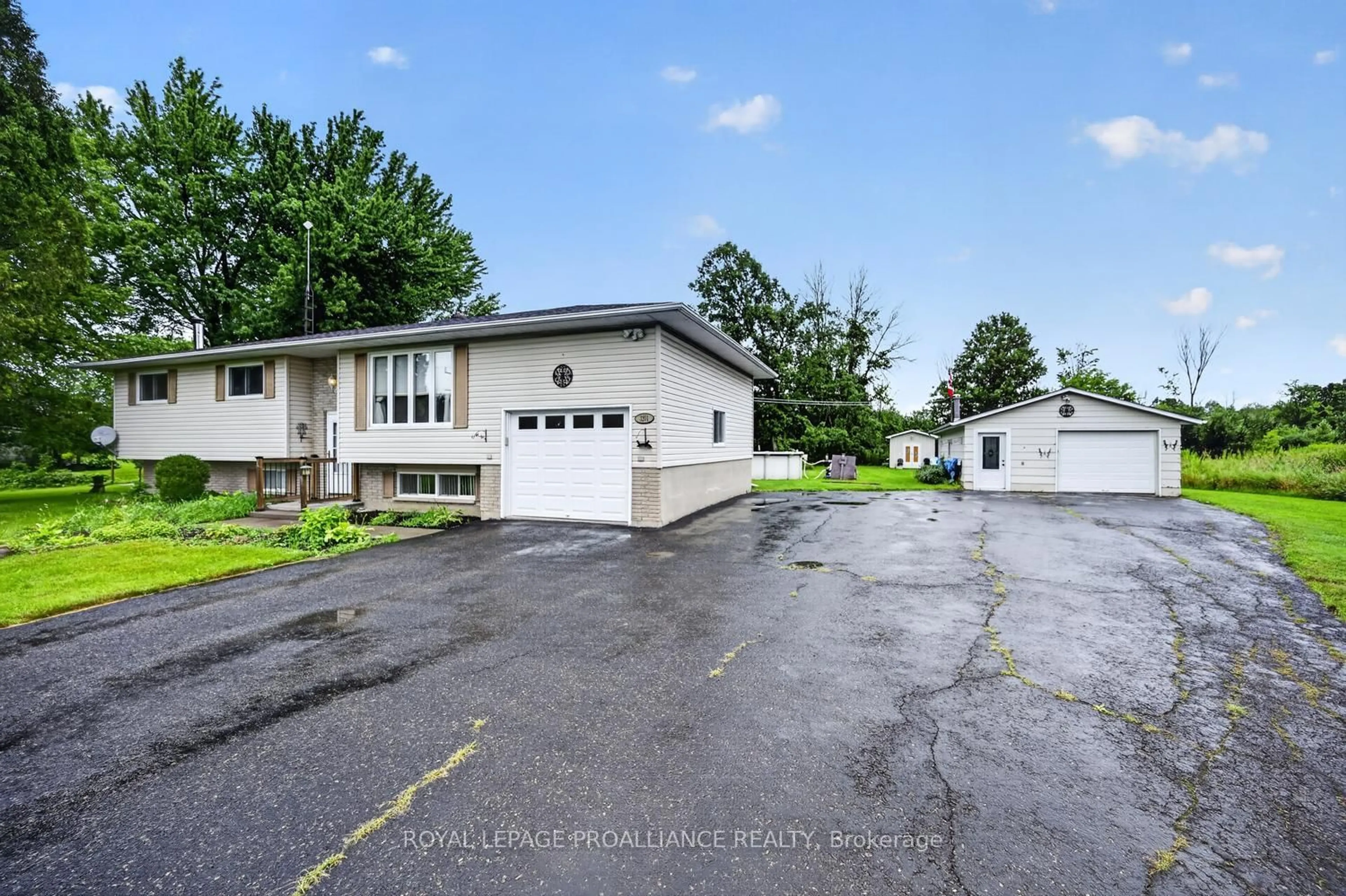 A pic from outside/outdoor area/front of a property/back of a property/a pic from drone, street for 3201 Rocky Rd, Augusta Ontario K6V 5T1