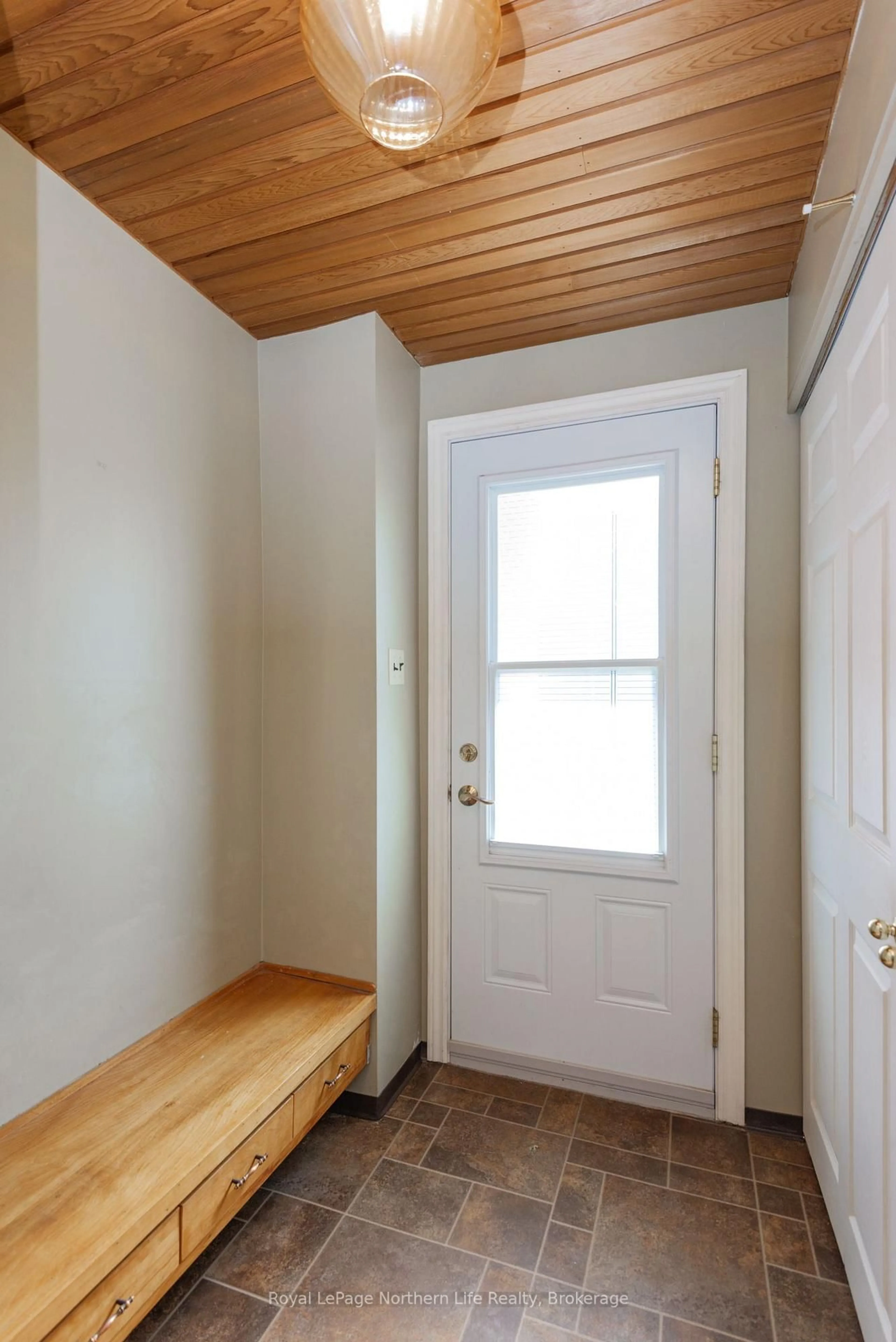 Indoor entryway for 1319 Clarence St, North Bay Ontario P1B 3W6