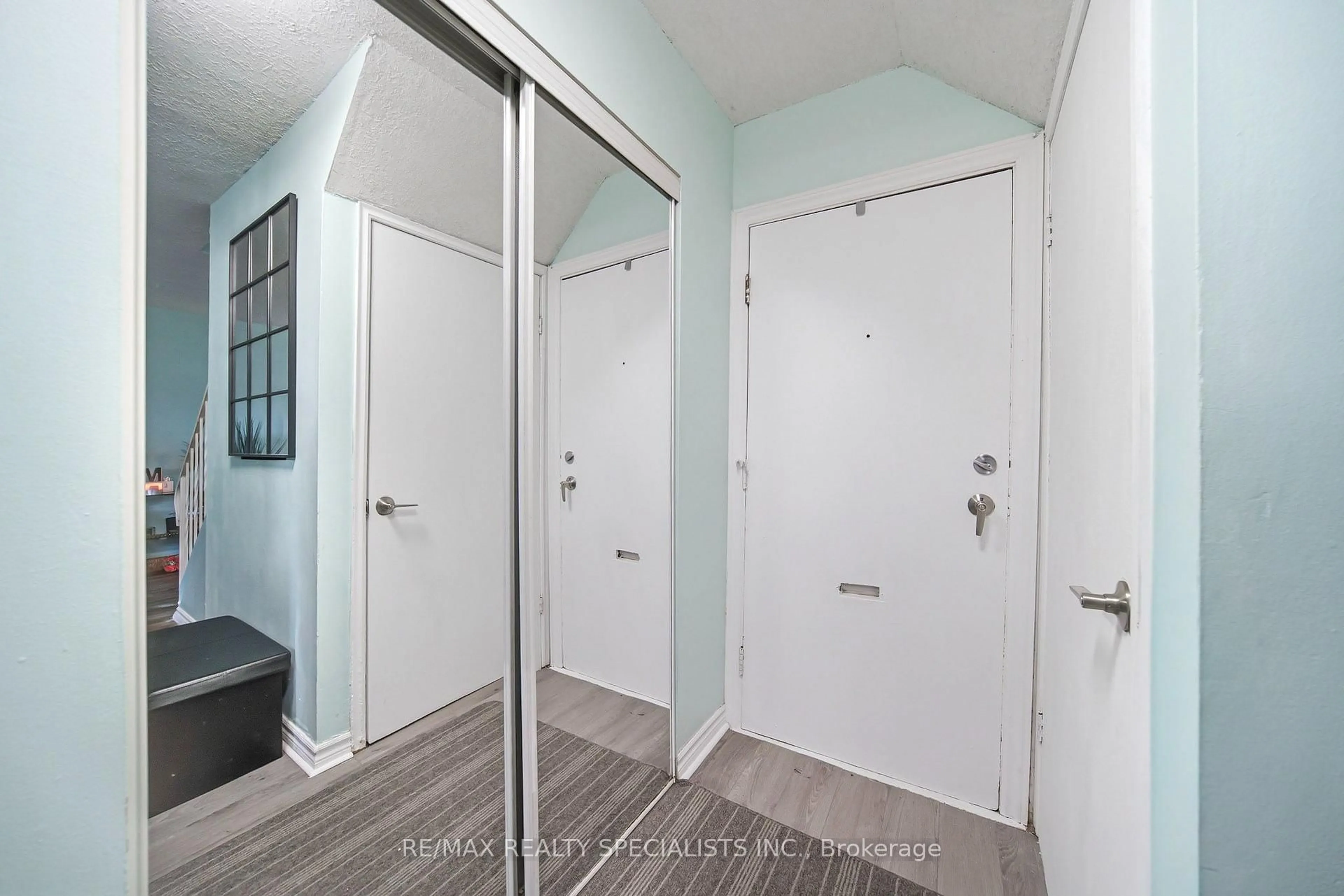 Indoor entryway for 766 Walter St #I, Cambridge Ontario N3H 4P3
