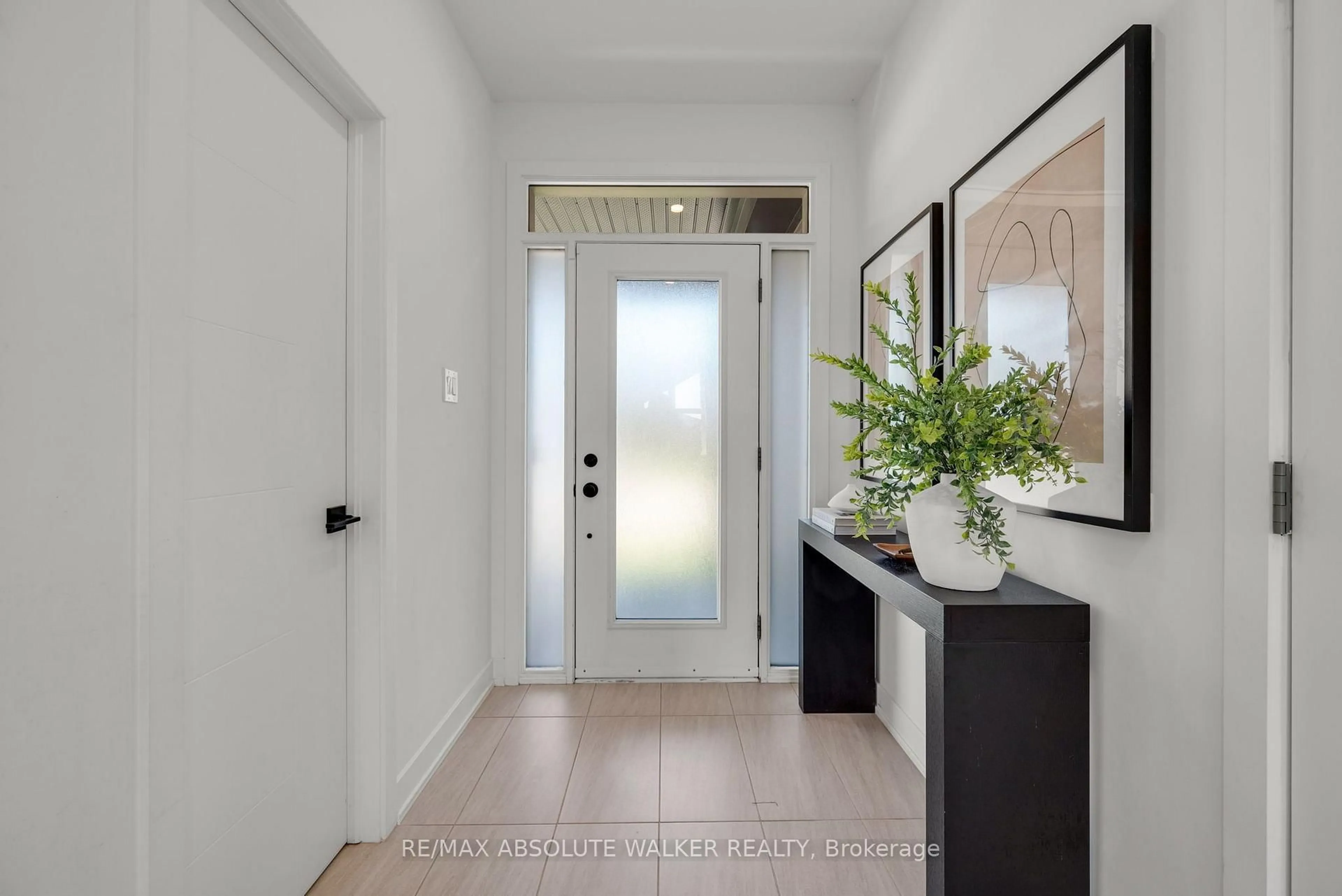 Indoor entryway for 104 Heirloom St, Ottawa Ontario K4M 0L3