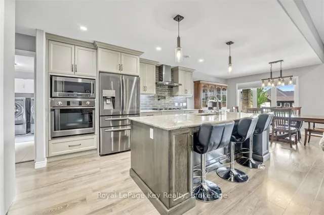 3960 Cullen Dr, Plympton-Wyoming 4