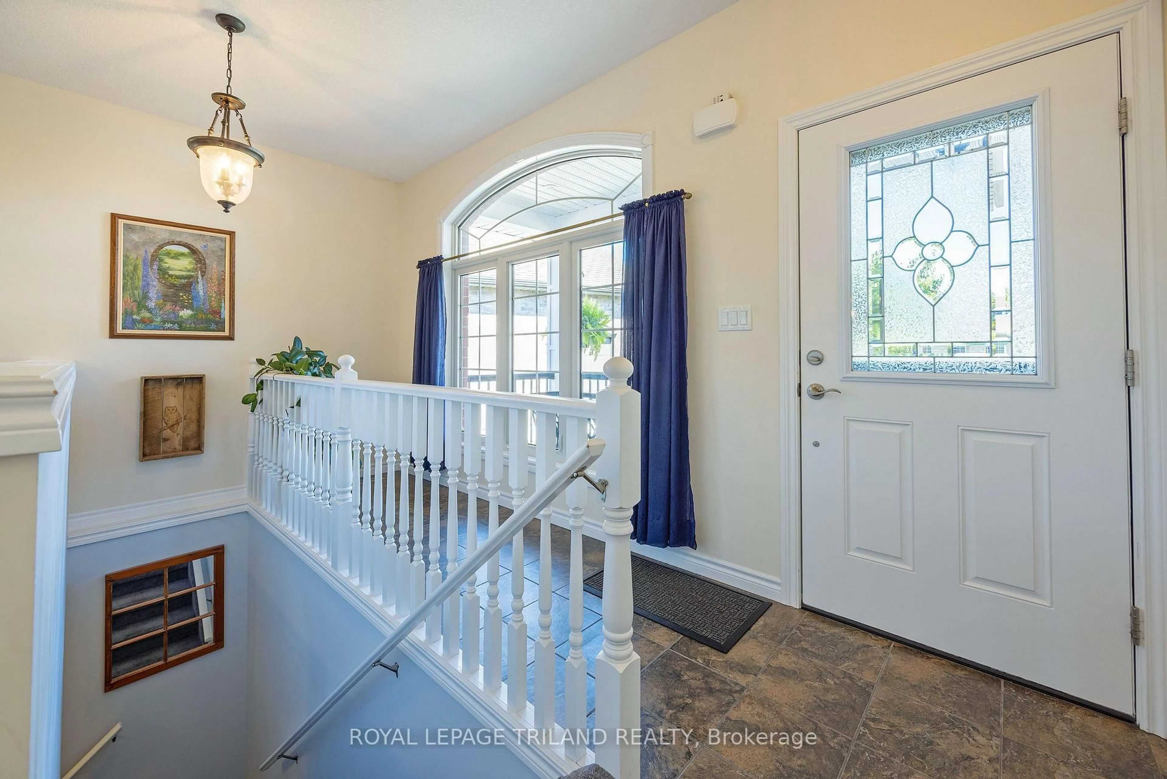 Indoor entryway for 17 Jacklin Crt, Central Elgin Ontario N5P 3T1