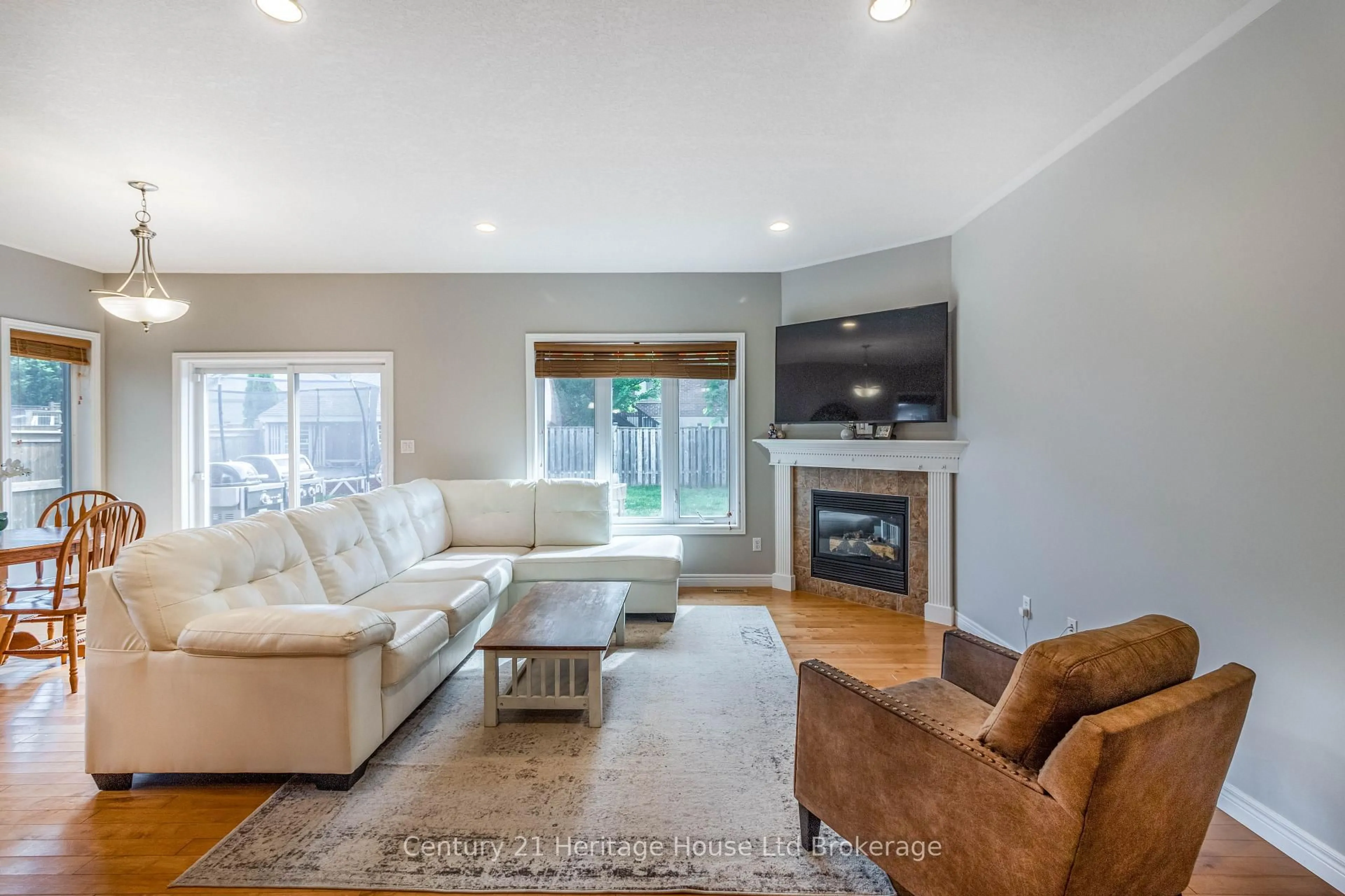 Living room with furniture, unknown for 45 Graydon Dr, South-West Oxford Ontario N0J 1N0