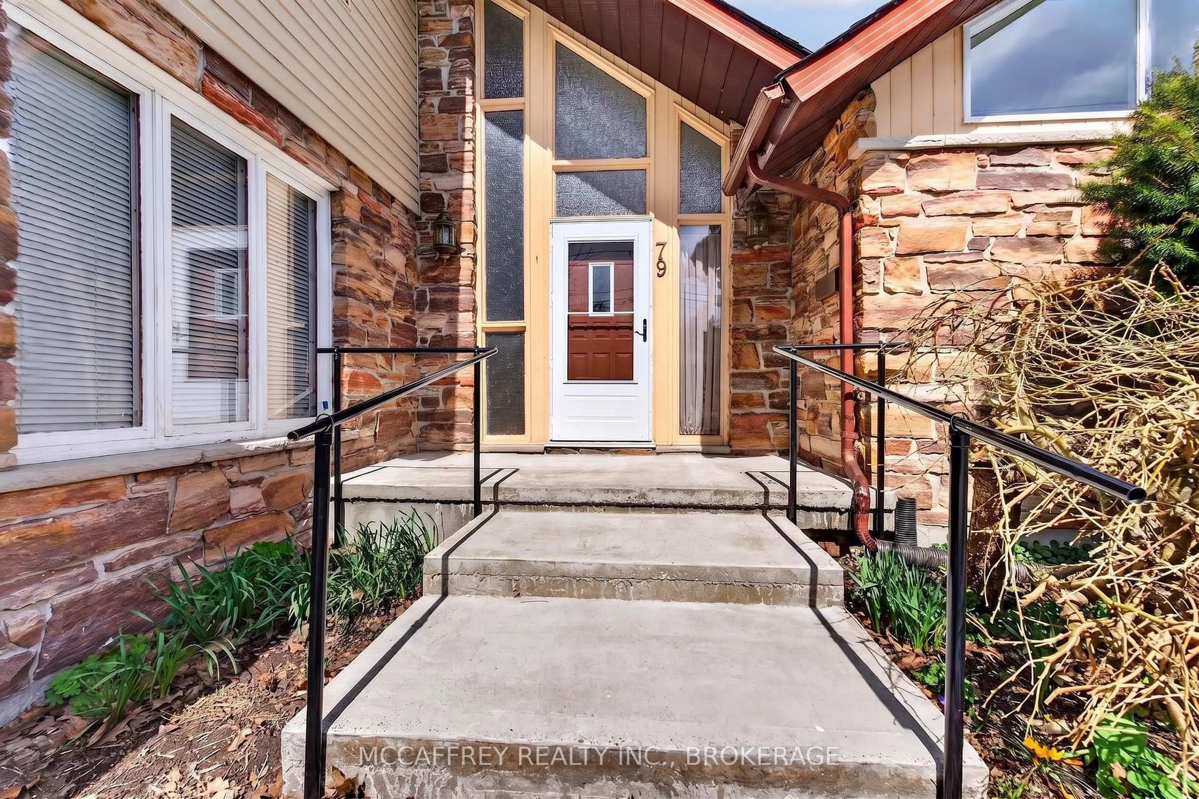 Indoor entryway for 79 River Rd, Greater Napanee Ontario K7R 3H3