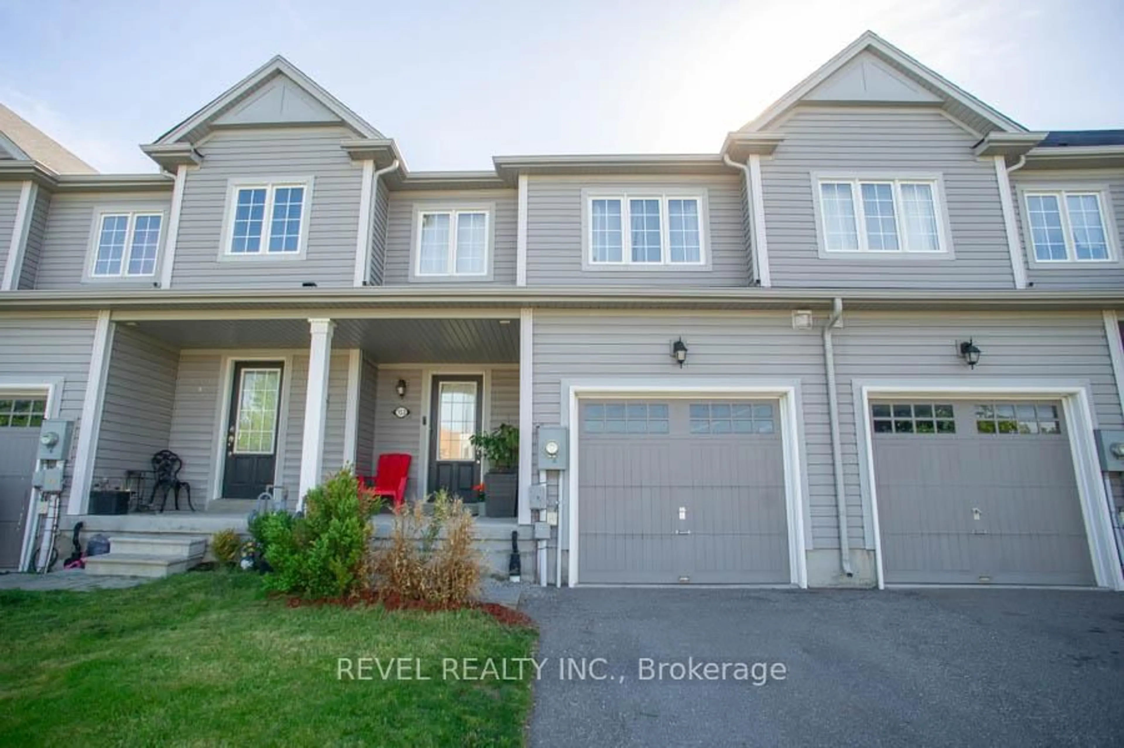 Home with vinyl exterior material, street for 153 English Lane, Brantford Ontario N3T 0J3