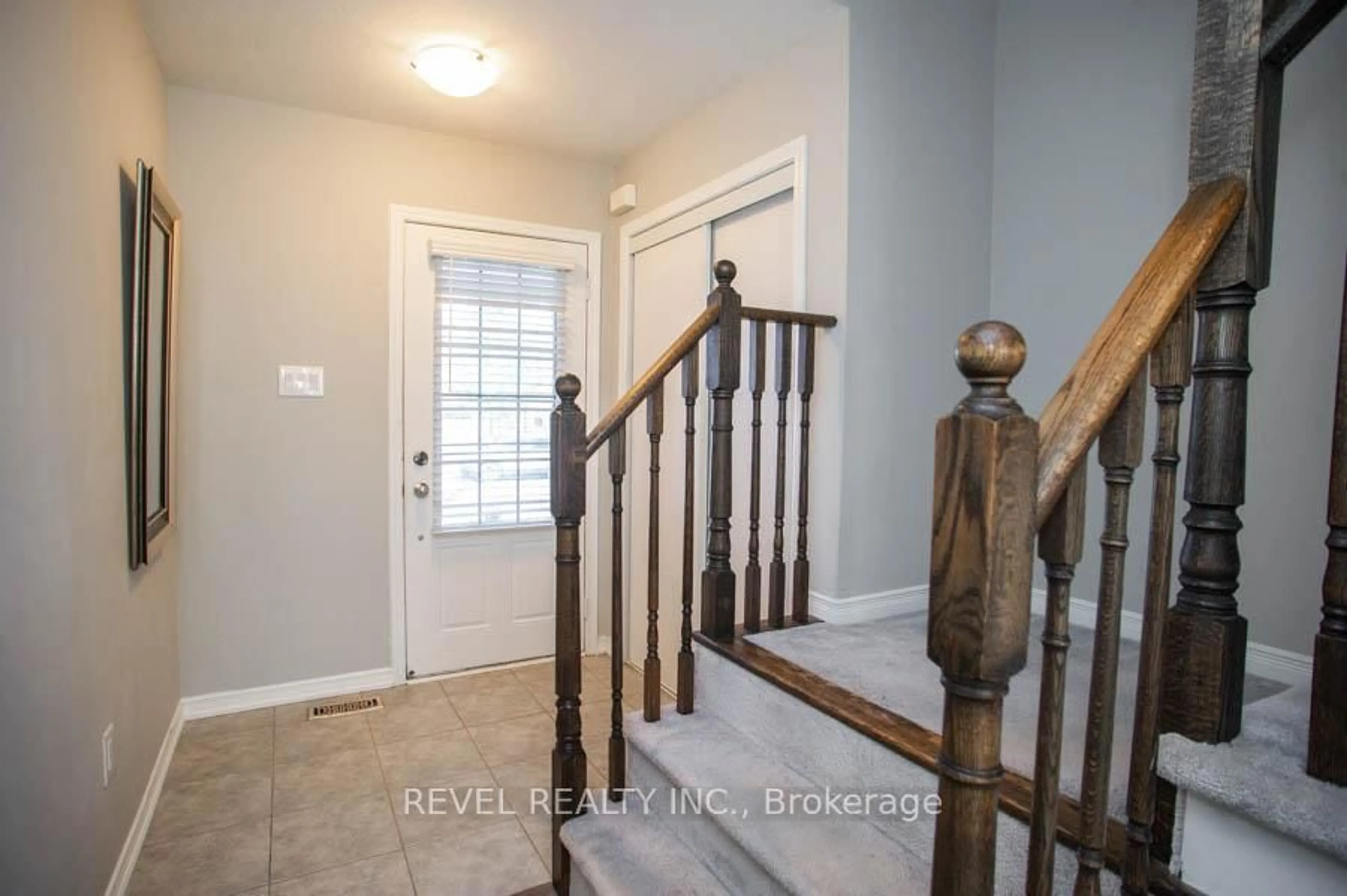 Indoor entryway for 153 English Lane, Brantford Ontario N3T 0J3