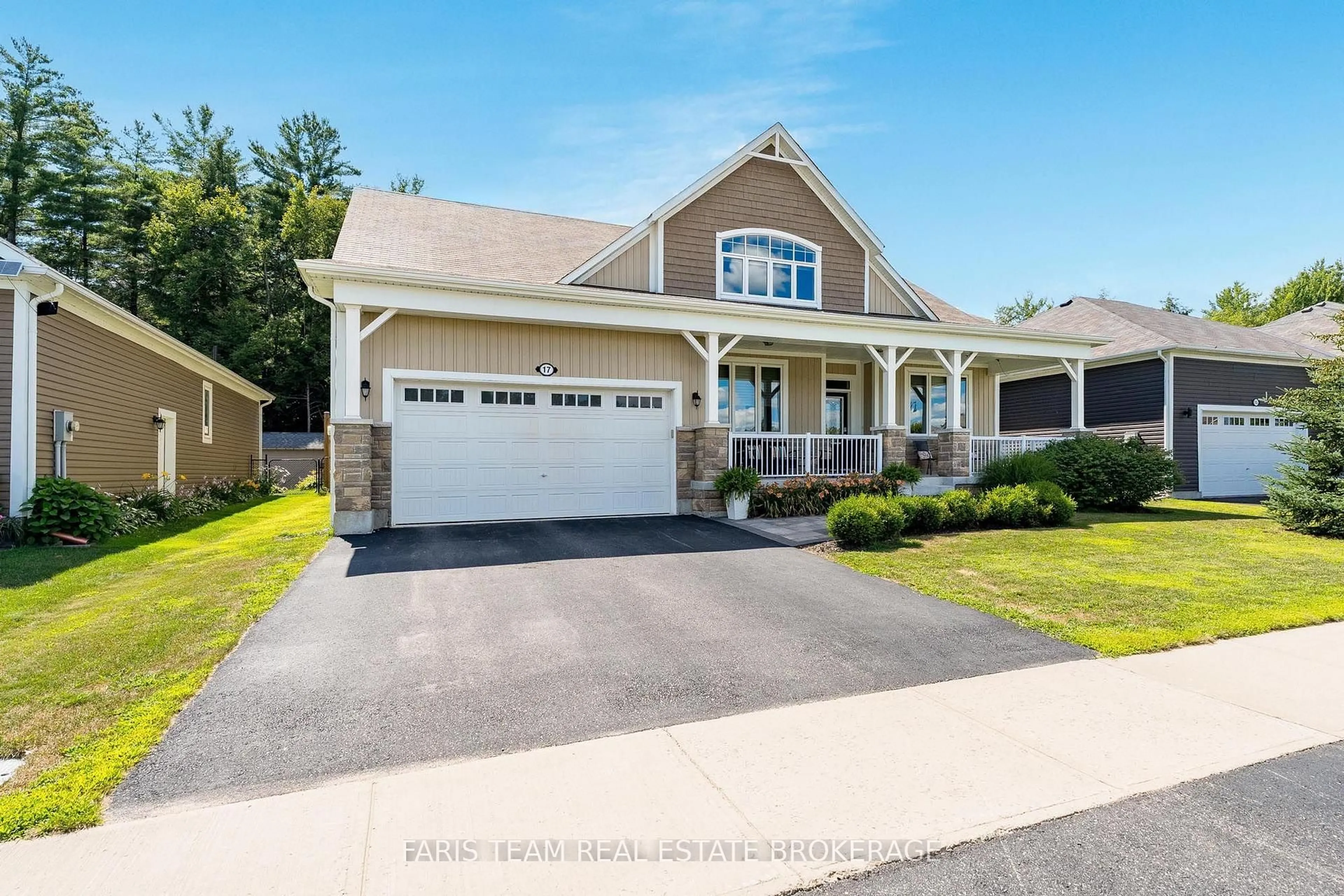 Home with vinyl exterior material, street for 17 Fawnbrook Crt, Bracebridge Ontario P1L 0A3