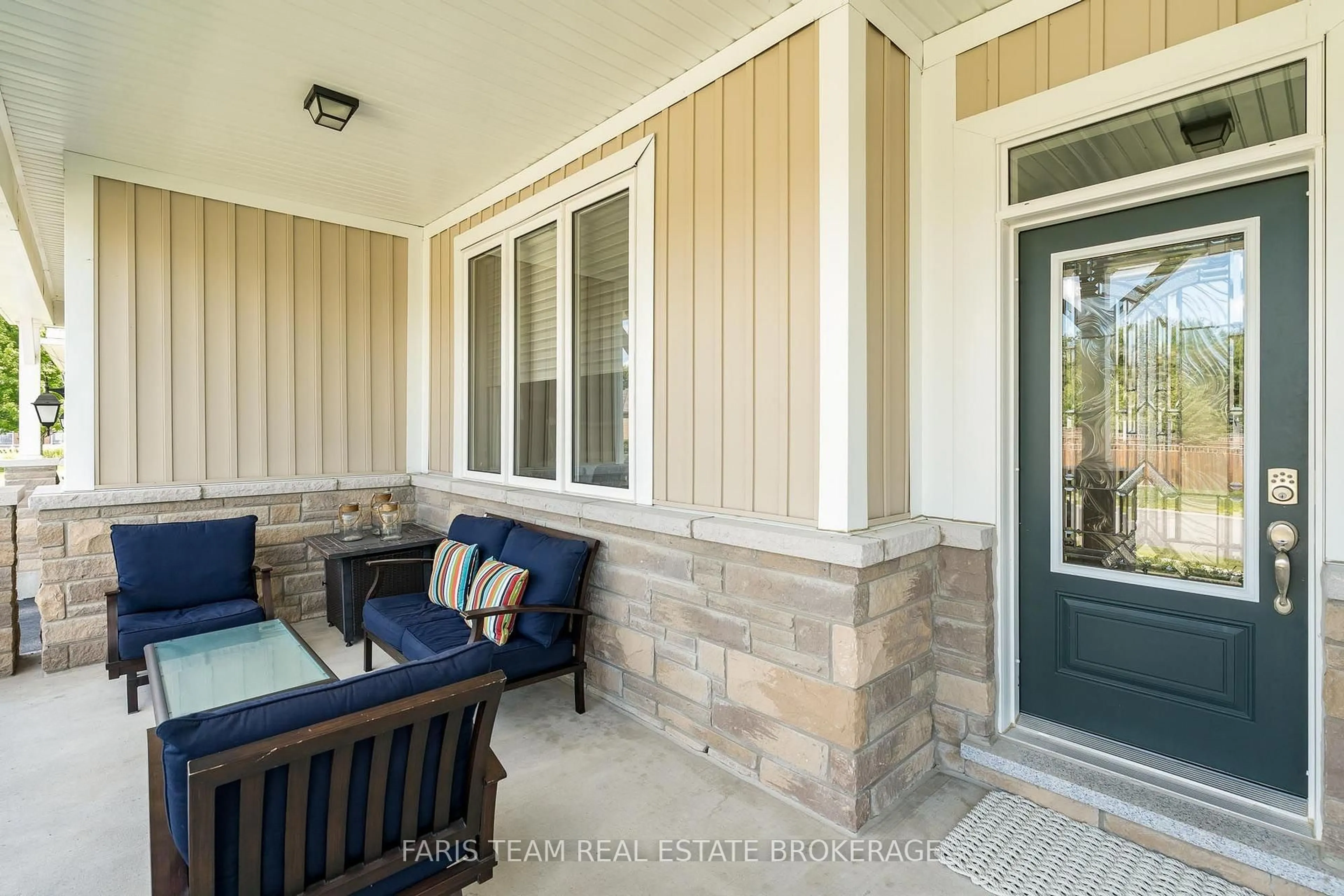 Patio, street for 17 Fawnbrook Crt, Bracebridge Ontario P1L 0A3