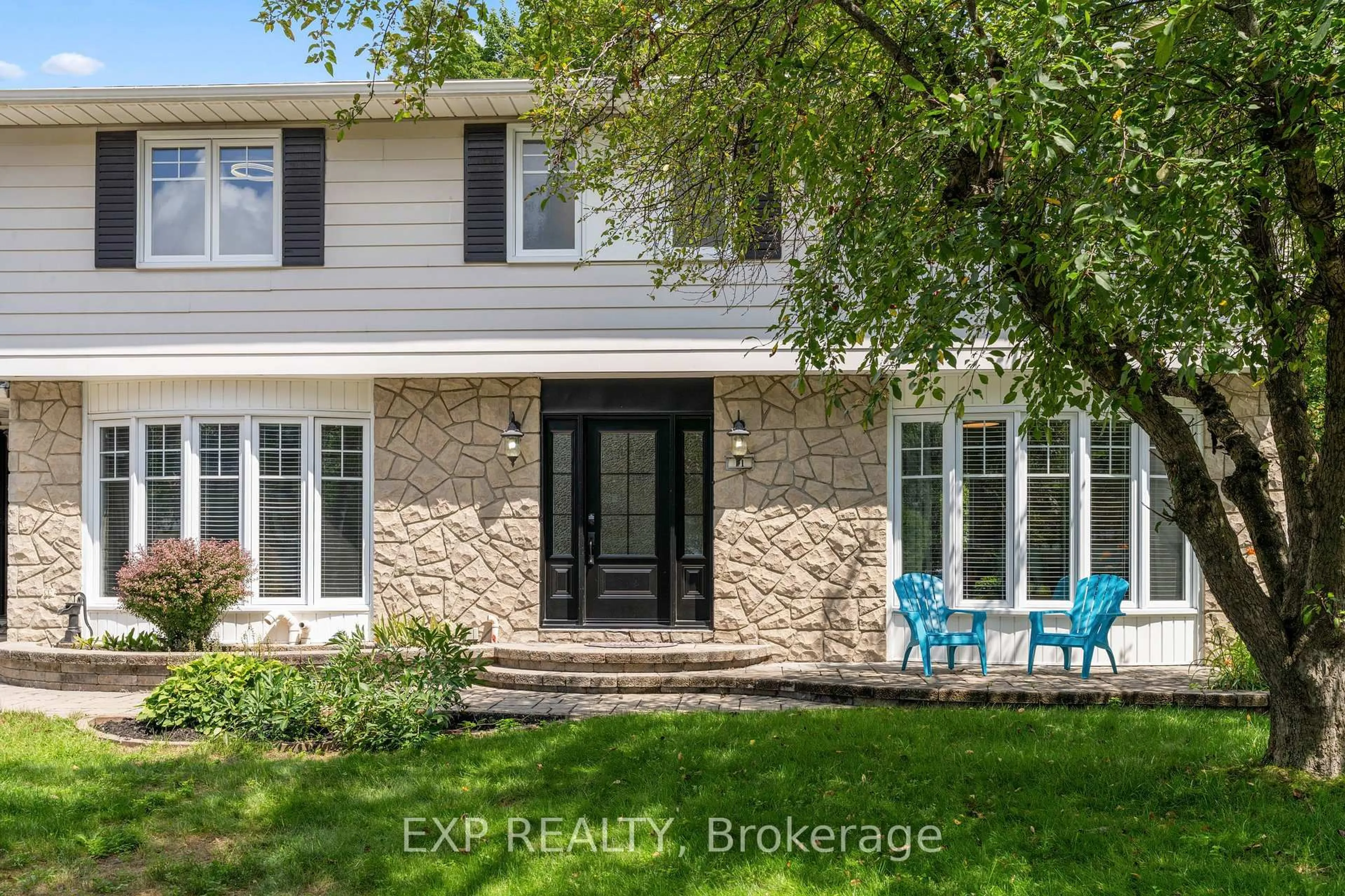 Indoor entryway for 11 Roberta Cres, Ottawa Ontario K2J 1G5