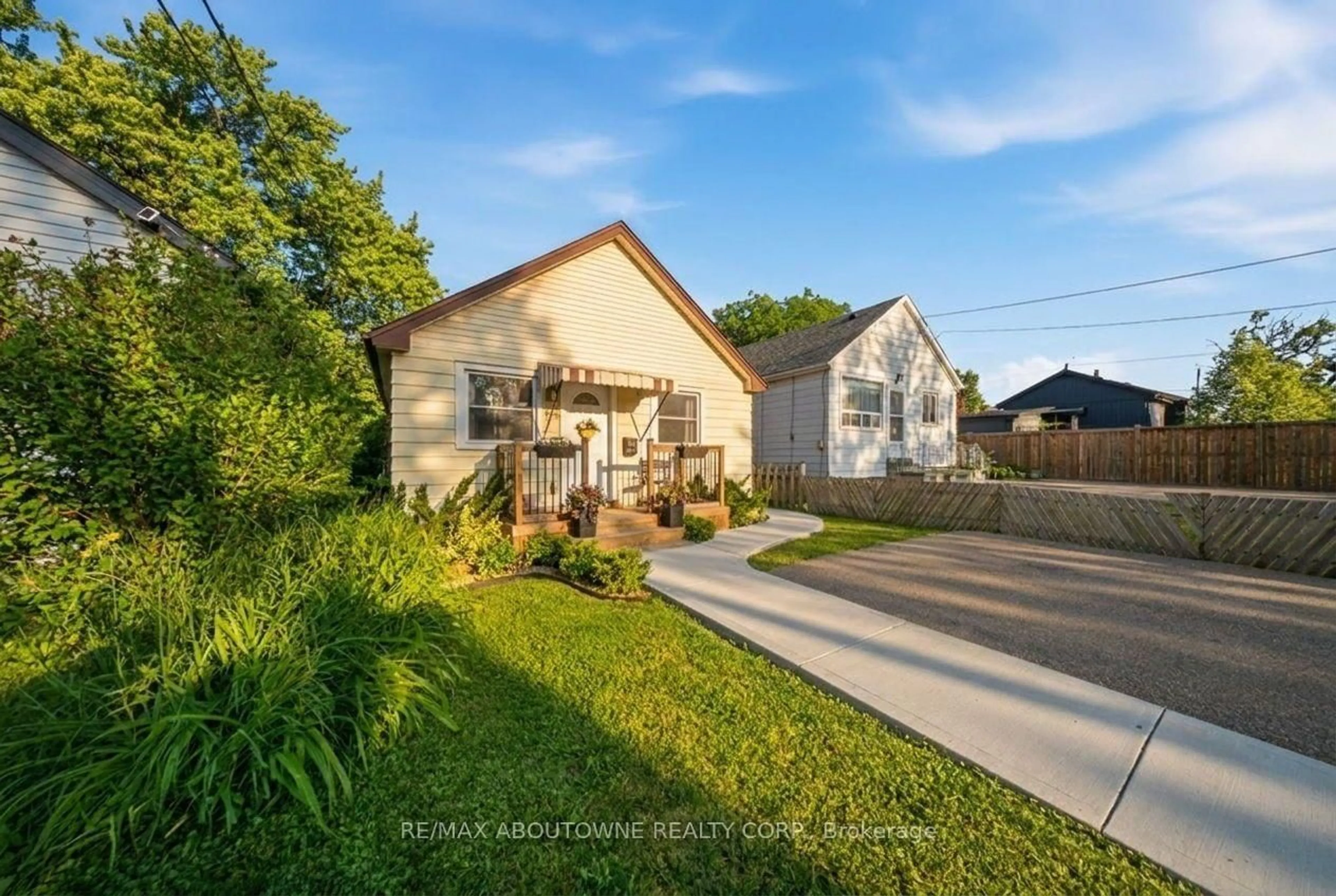 A pic from outside/outdoor area/front of a property/back of a property/a pic from drone, street for 435 Waverly St, Hamilton Ontario L8H 6R5