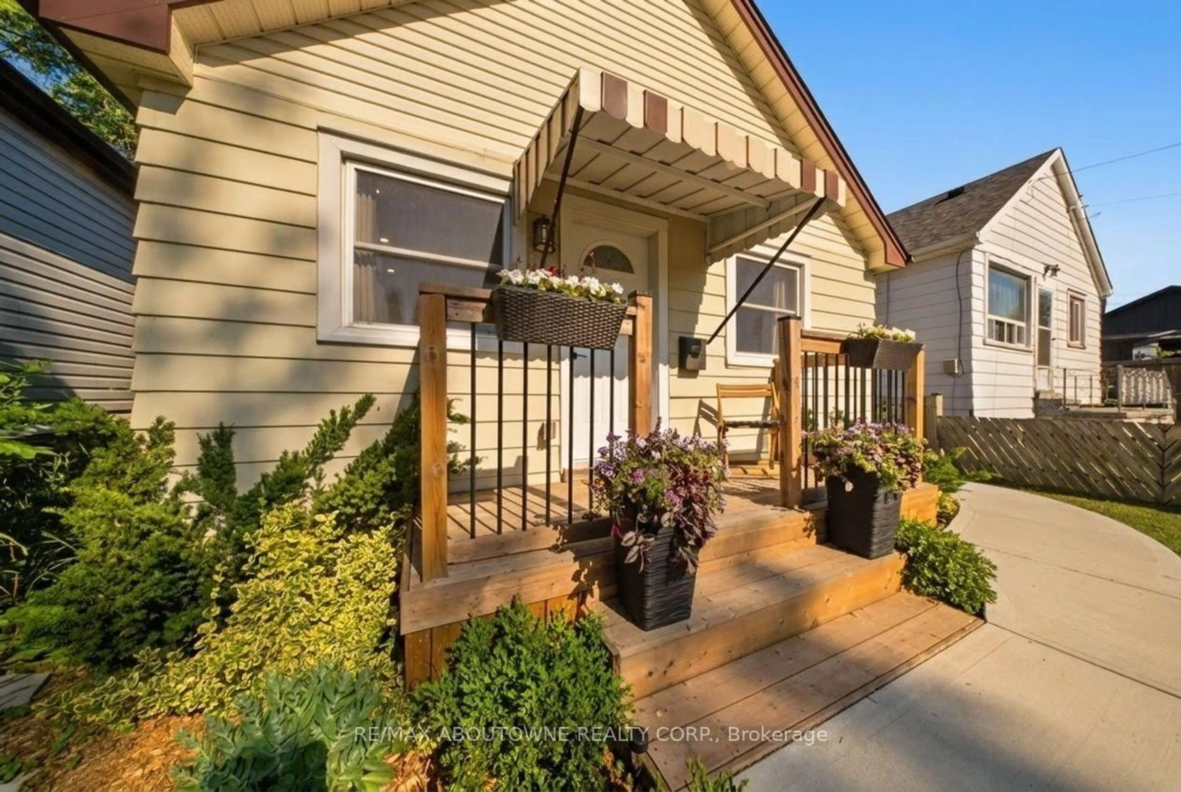 Patio, street for 435 Waverly St, Hamilton Ontario L8H 6R5