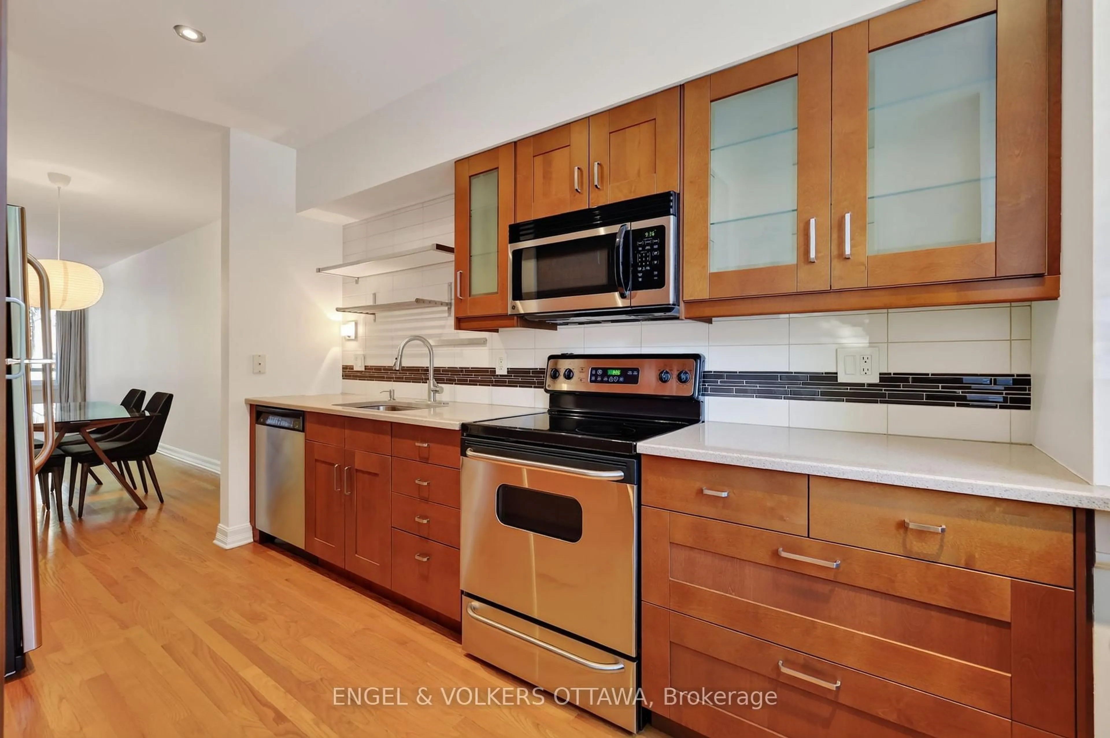 Standard kitchen, unknown for 107 A Third Ave, Ottawa Ontario K1S 2J7