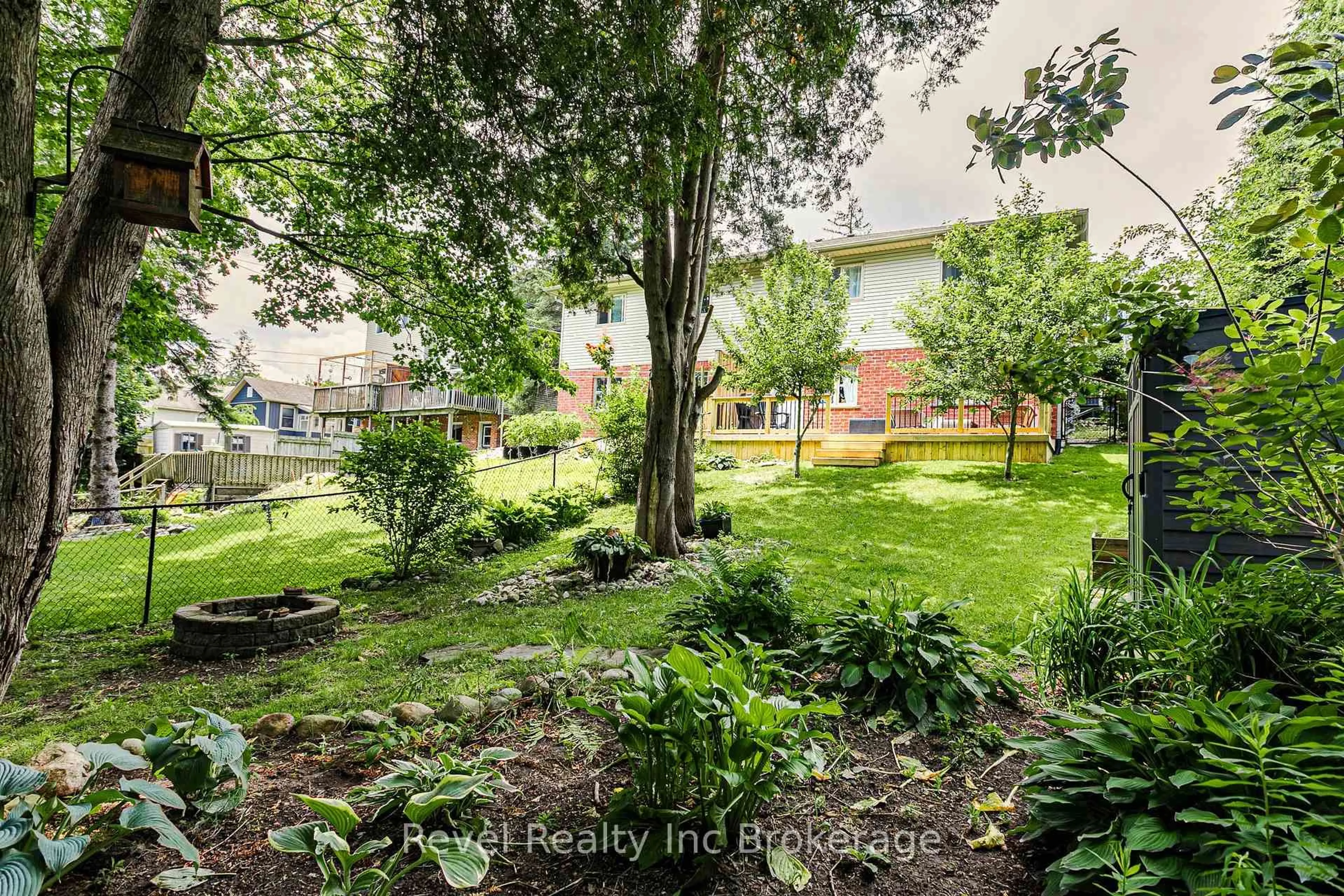 A pic from outside/outdoor area/front of a property/back of a property/a pic from drone, street for 234 Thames St, Ingersoll Ontario N5C 3E4
