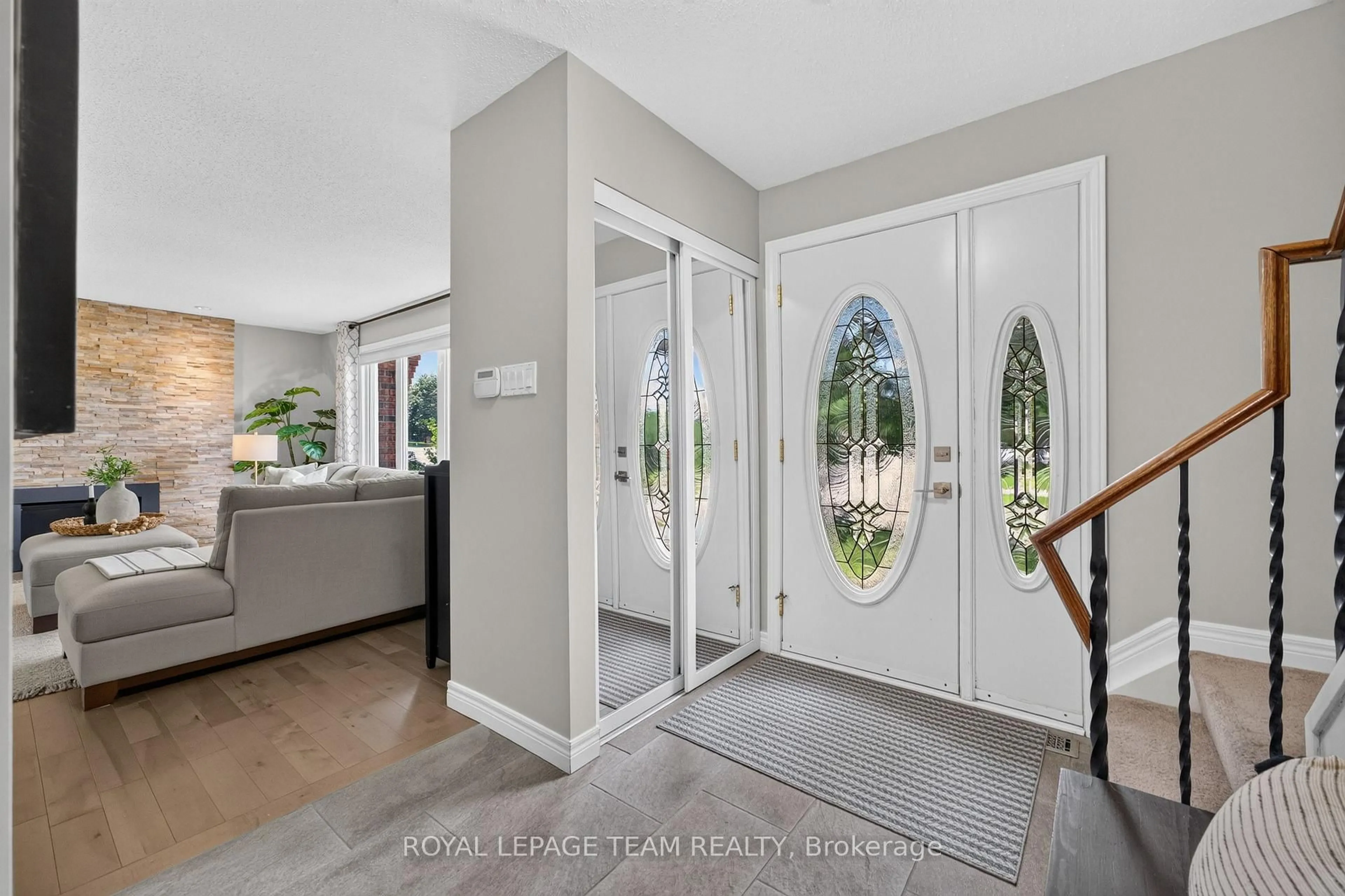 Indoor entryway for 71 Chimo Dr, Kanata Ontario K2L 2B3