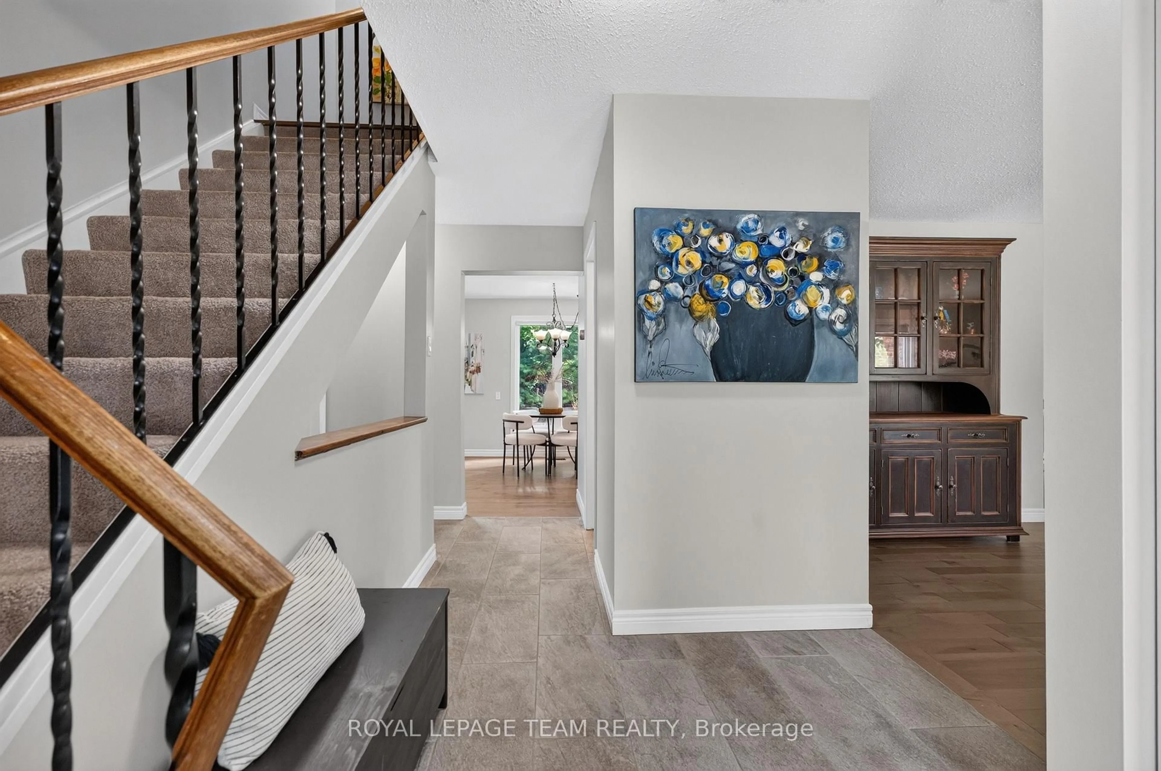 Indoor entryway for 71 Chimo Dr, Kanata Ontario K2L 2B3