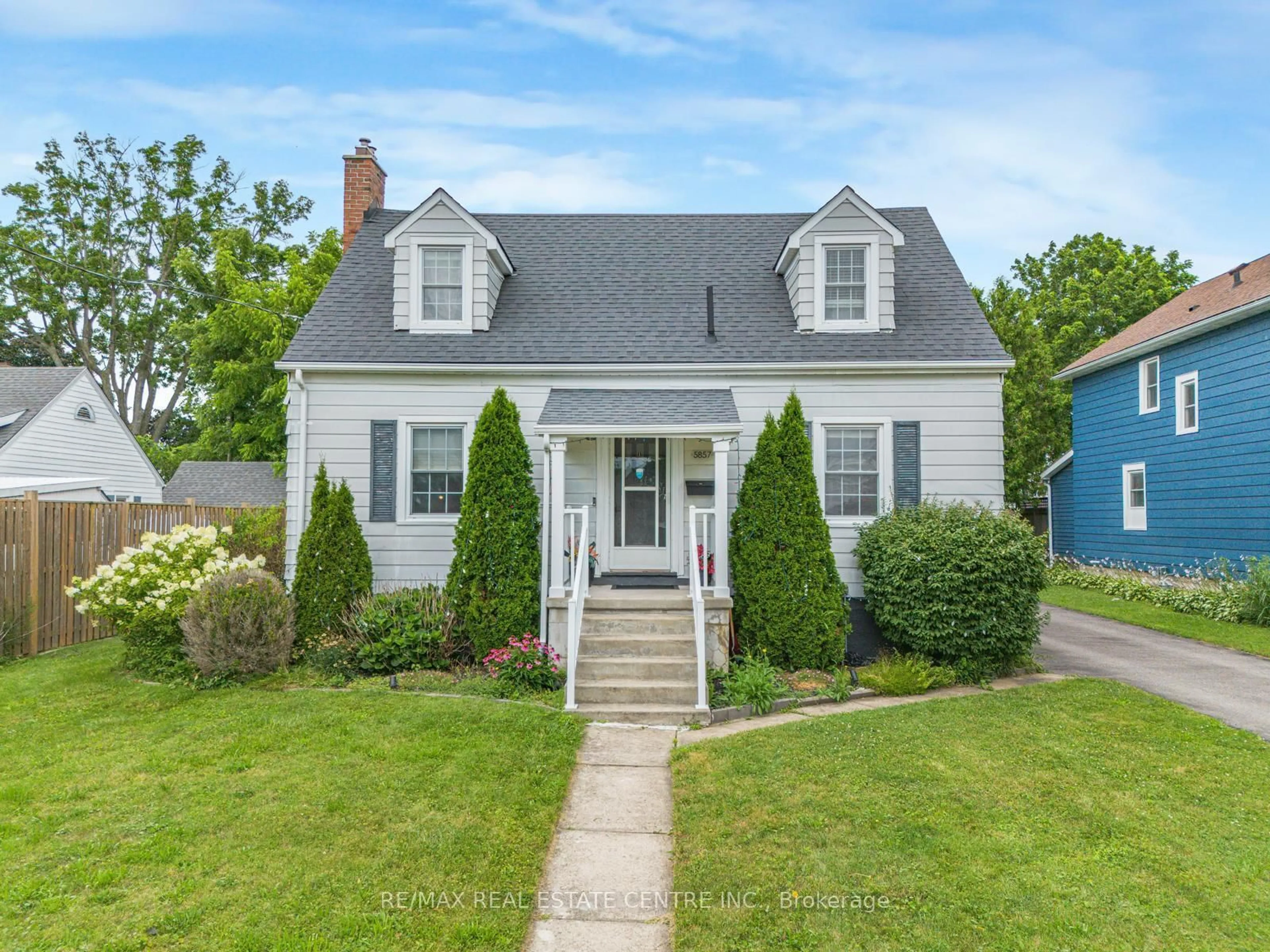 Home with vinyl exterior material, street for 5857 MURRAY St, Niagara Falls Ontario L2G 2J9