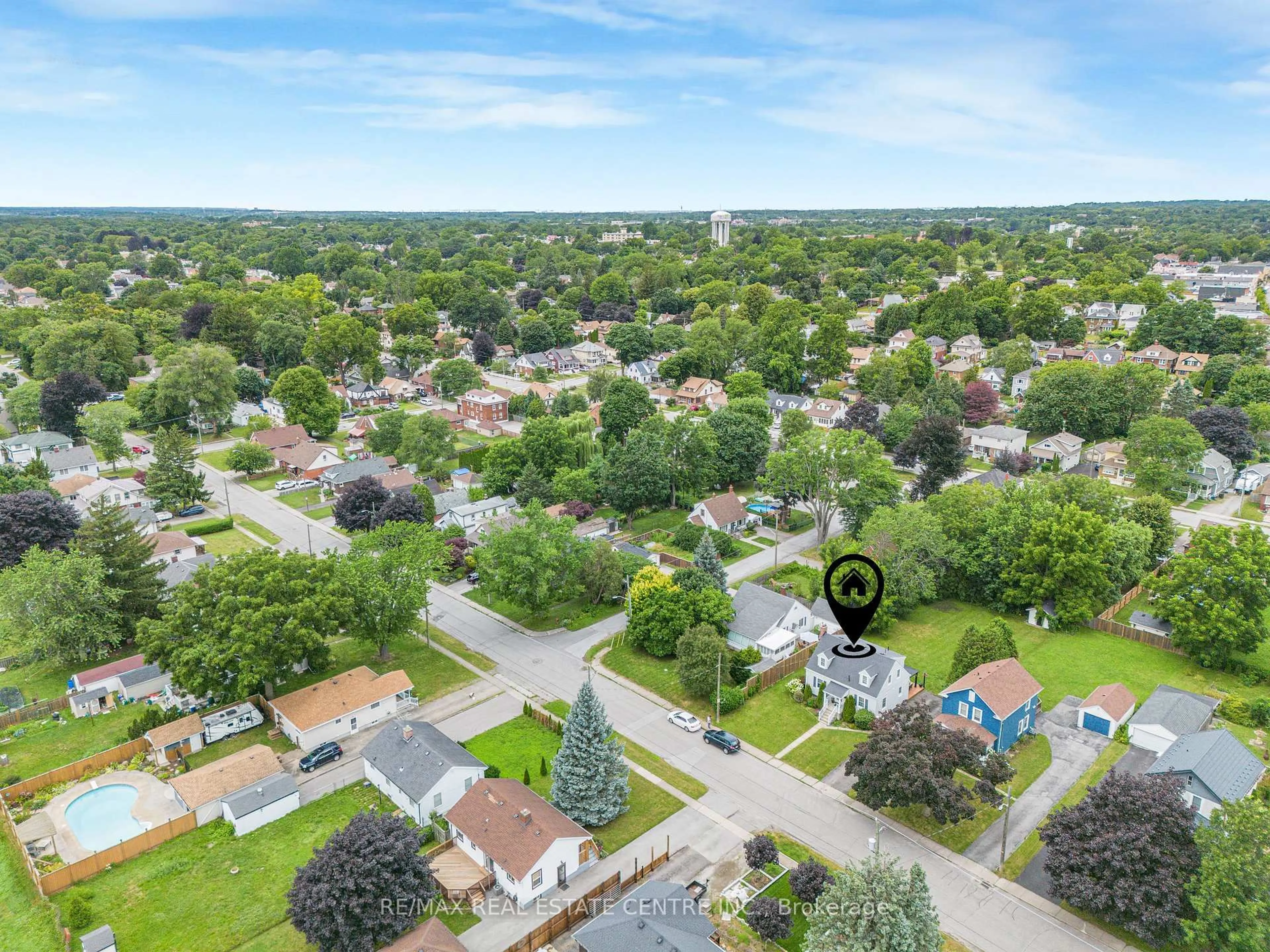 A pic from outside/outdoor area/front of a property/back of a property/a pic from drone, street for 5857 MURRAY St, Niagara Falls Ontario L2G 2J9