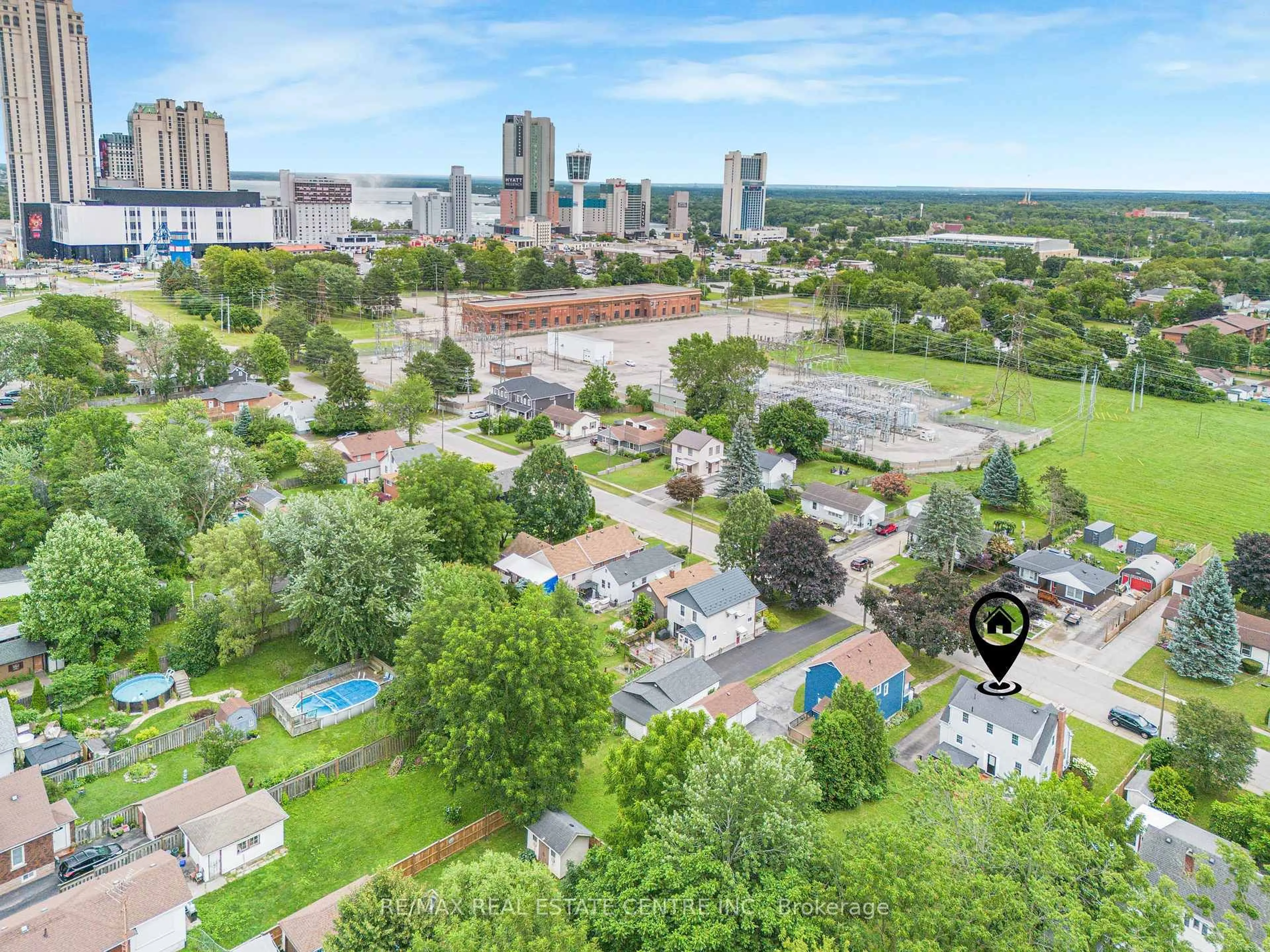 A pic from outside/outdoor area/front of a property/back of a property/a pic from drone, city buildings view from balcony for 5857 MURRAY St, Niagara Falls Ontario L2G 2J9
