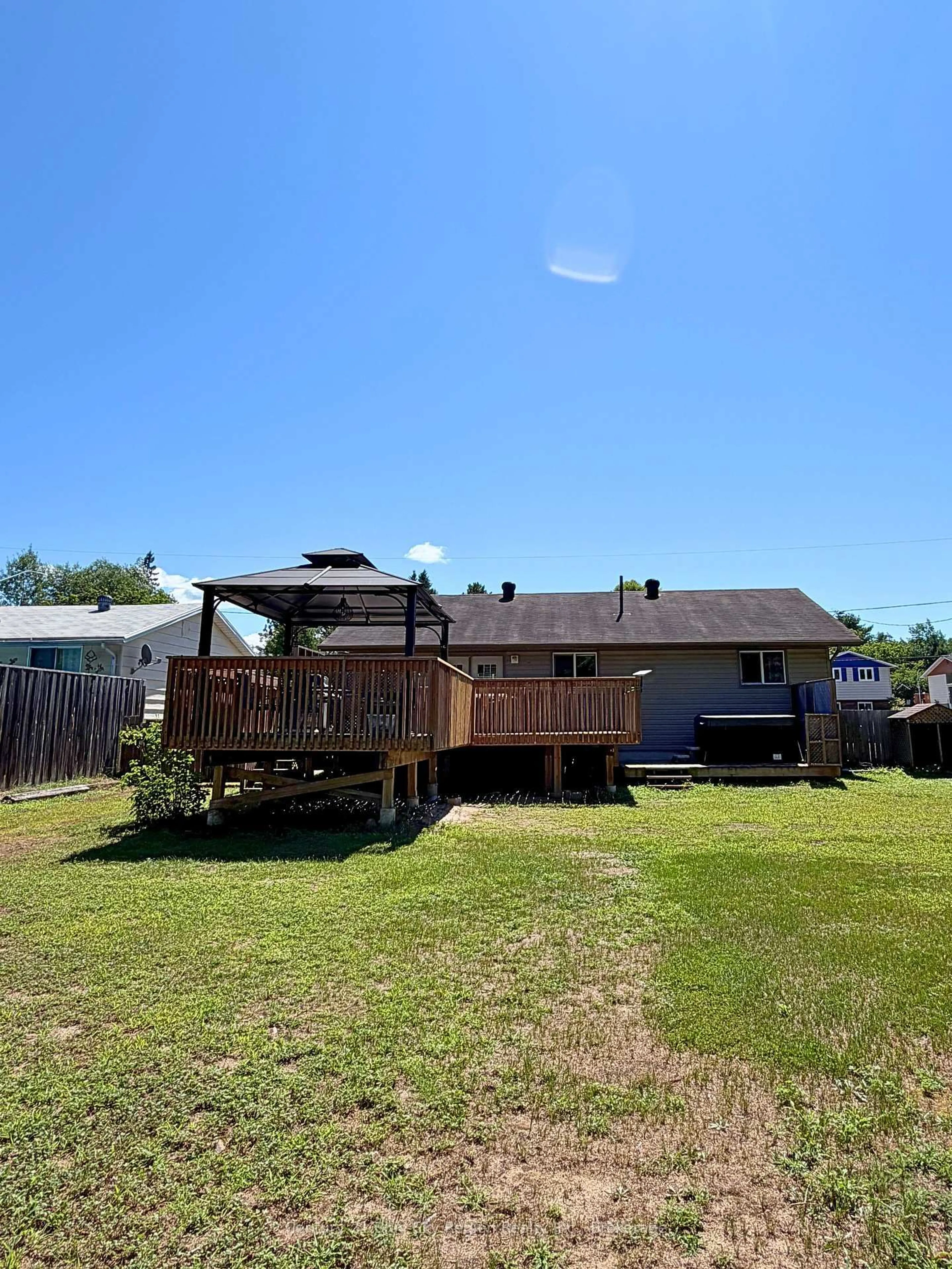 A pic from outside/outdoor area/front of a property/back of a property/a pic from drone, unknown for 940 Lily St, Mattawa Ontario P0H 1V0