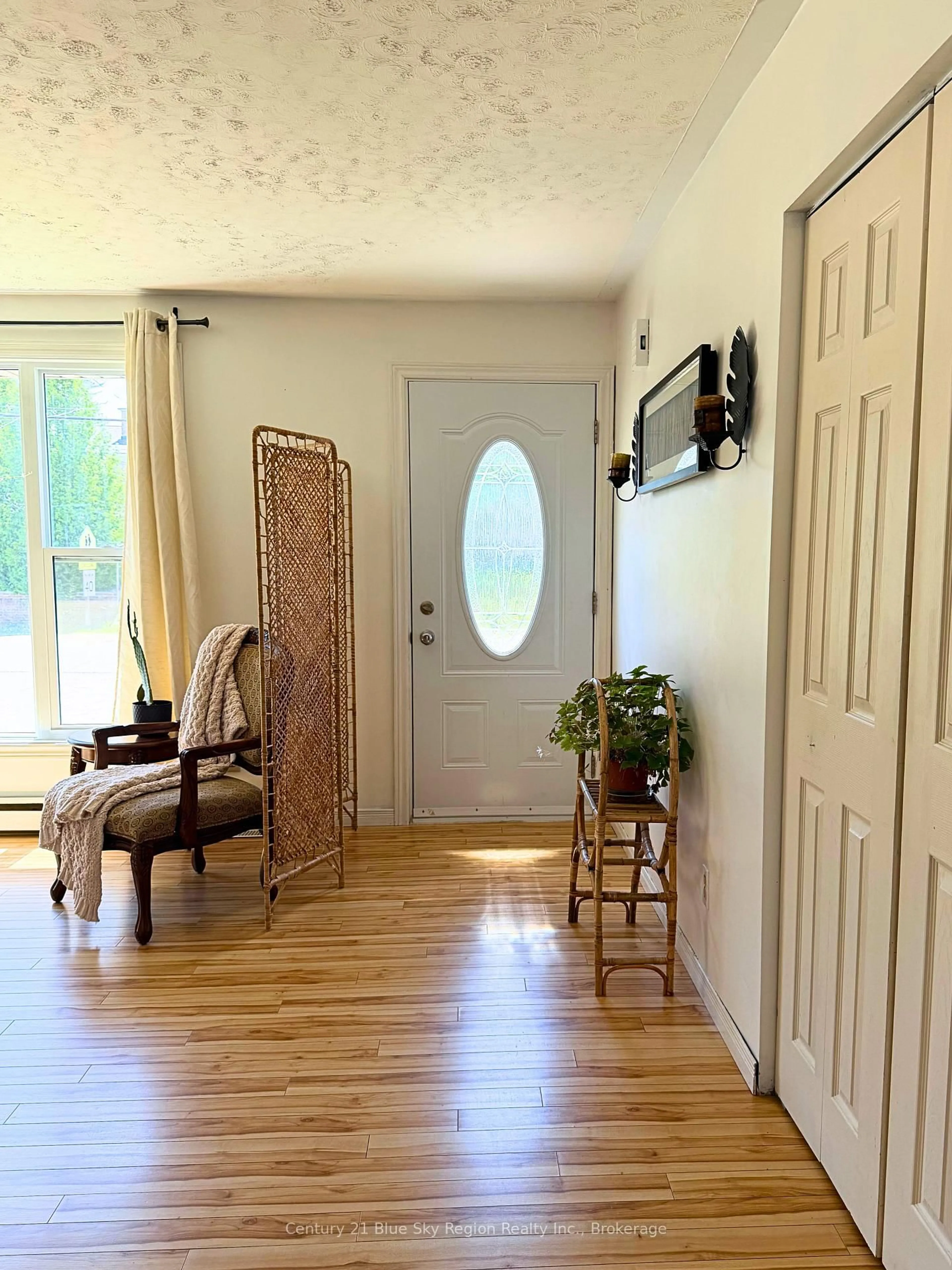Indoor entryway for 940 Lily St, Mattawa Ontario P0H 1V0