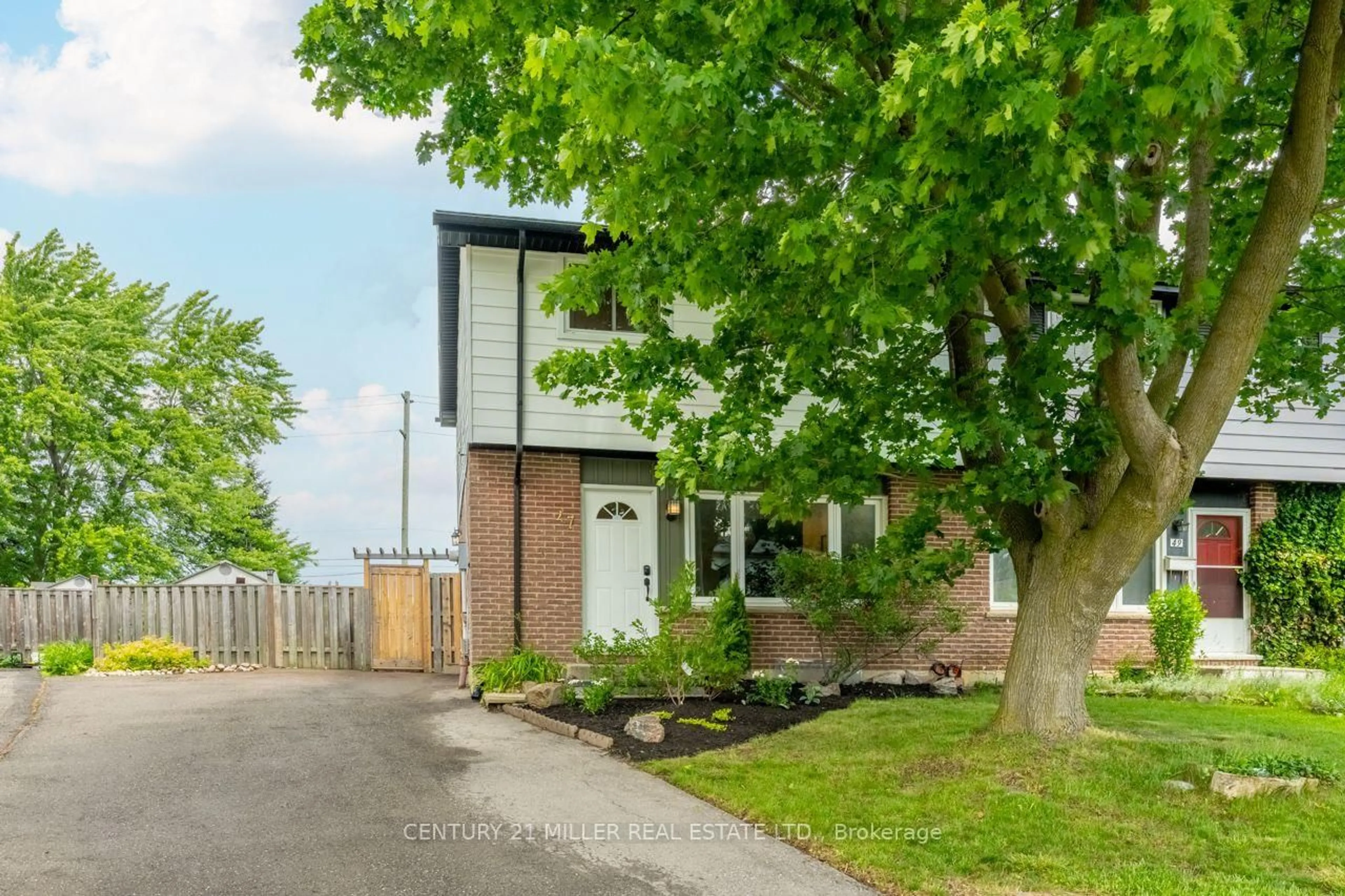 A pic from outside/outdoor area/front of a property/back of a property/a pic from drone, street for 47 Hopewell Cres, Hamilton Ontario L8J 1P3