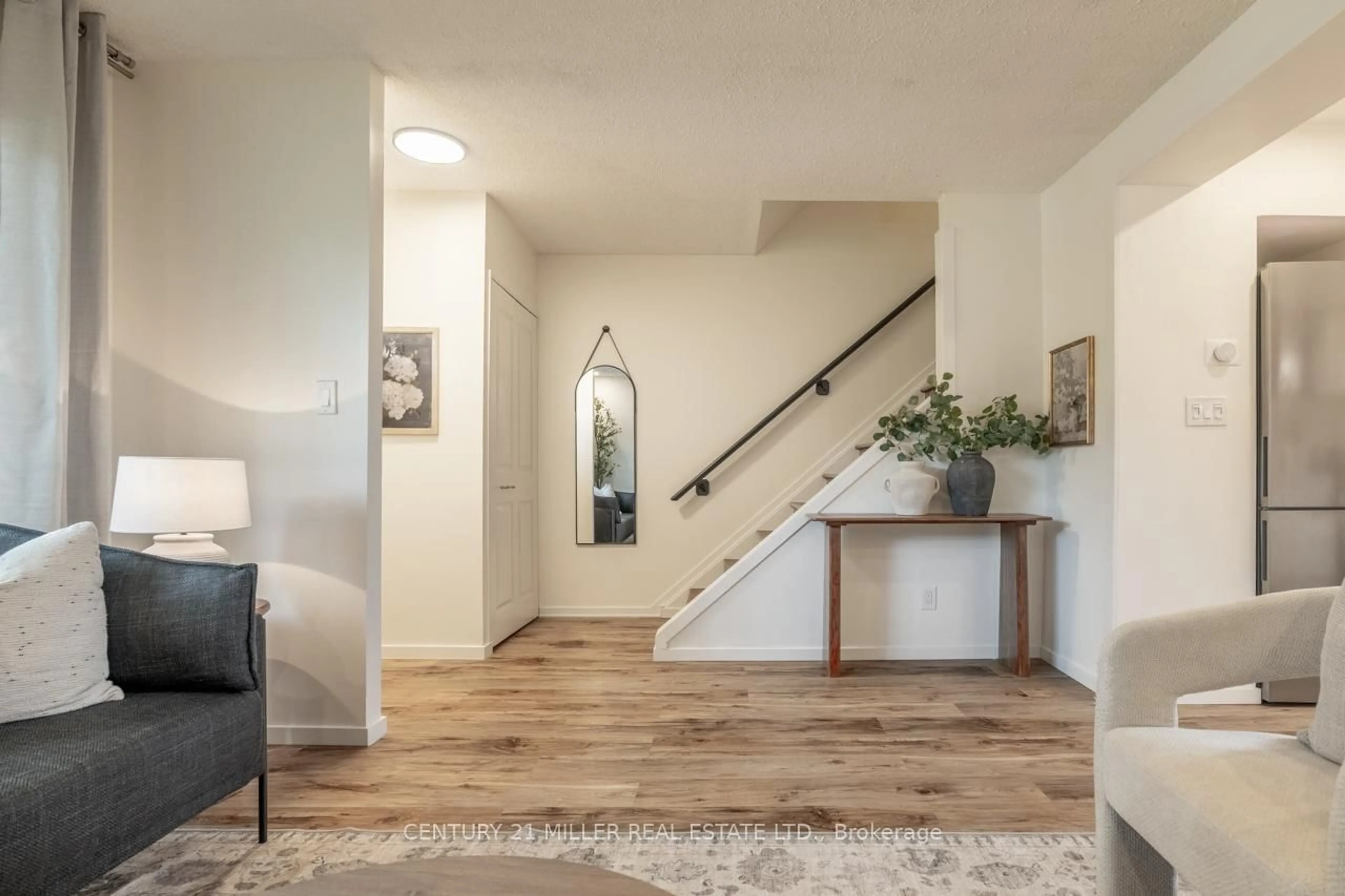 Indoor entryway for 47 Hopewell Cres, Hamilton Ontario L8J 1P3