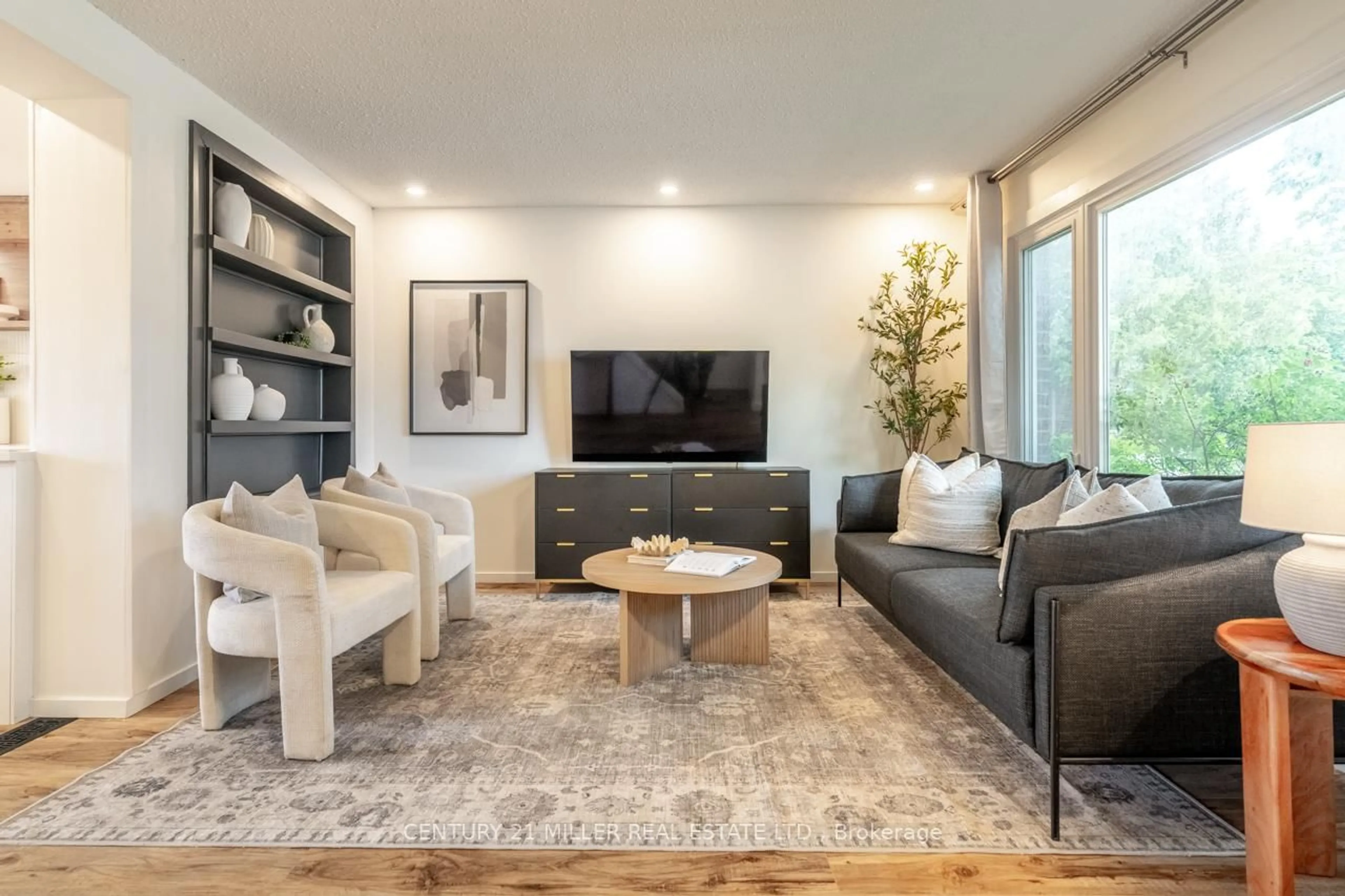 Living room with furniture, unknown for 47 Hopewell Cres, Hamilton Ontario L8J 1P3