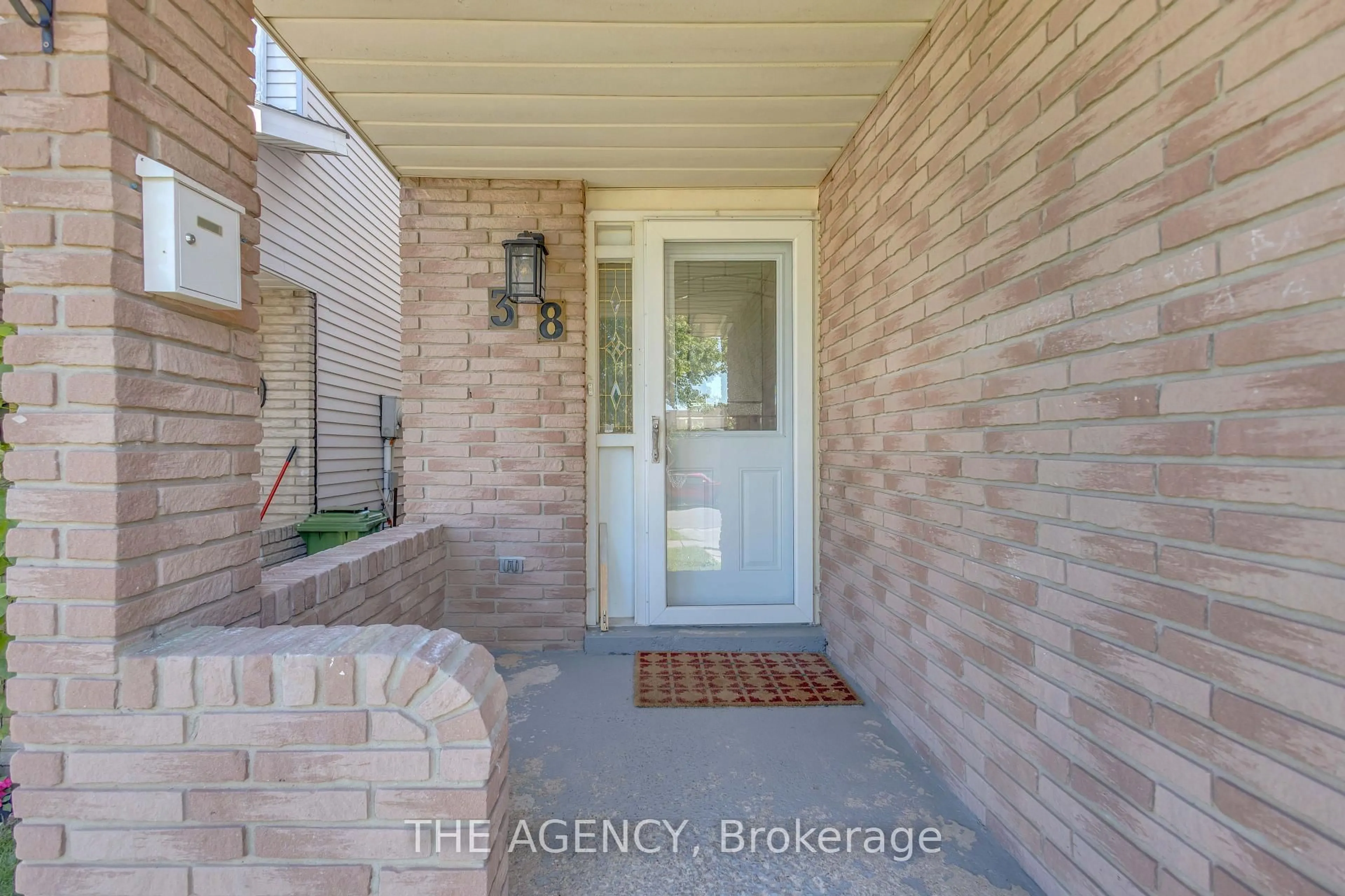 Indoor entryway for 38 Athenia Dr, Hamilton Ontario L8J 1S6