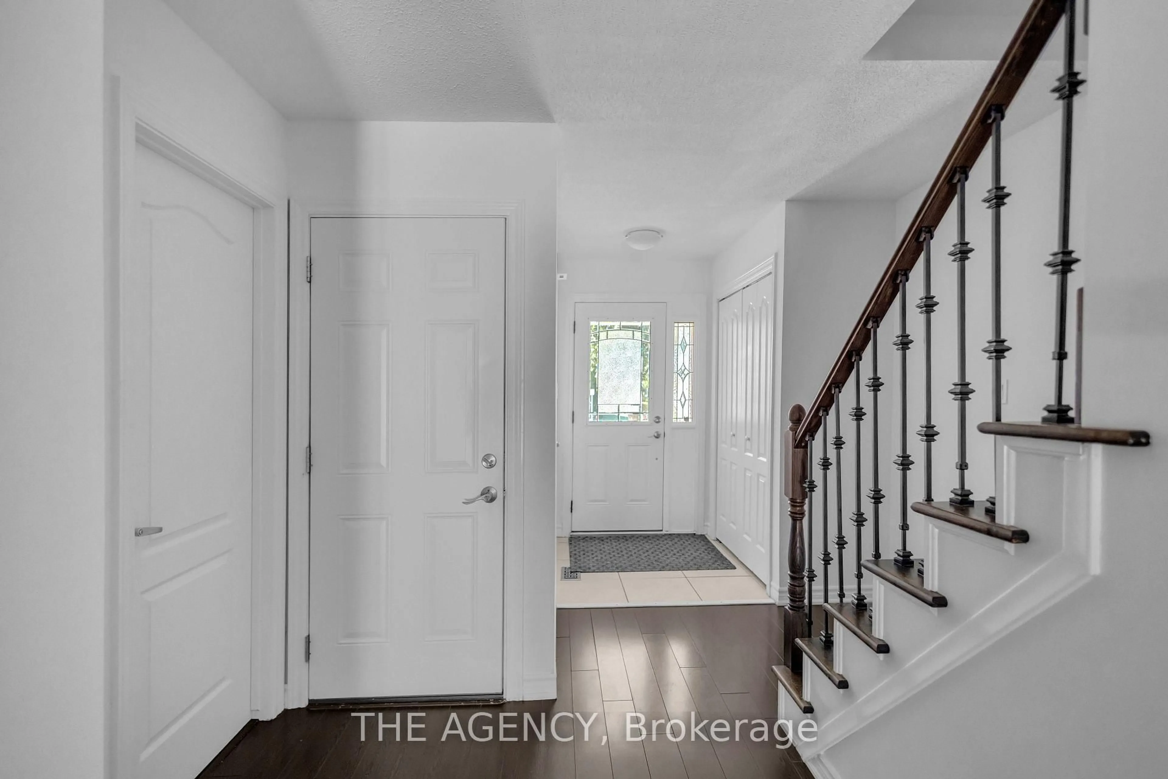 Indoor entryway for 38 Athenia Dr, Hamilton Ontario L8J 1S6