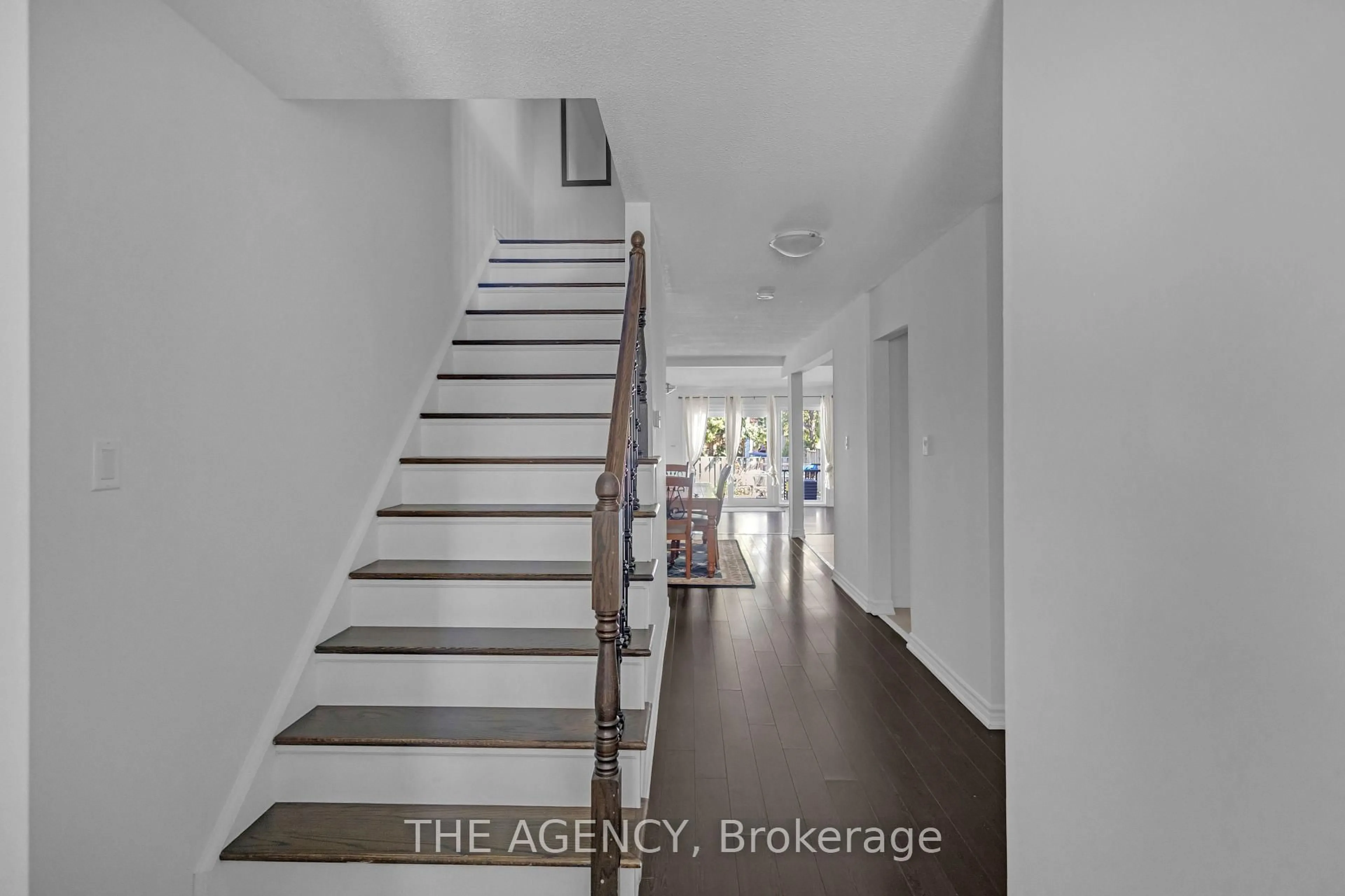 Indoor entryway for 38 Athenia Dr, Hamilton Ontario L8J 1S6